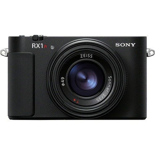 ソニー DSC-RX1RM3 レンズ一体型 コンパクトデジタルスチルカメラ サイバーショット CMOSセンサー Exmor R搭載 ブラック発売日：2025年8月8日●レンズ一体型だからこそ成し遂げられた高画質手のひらに収まるサイズはそのままに、35mmフルサイズセンサーと画像処理エンジンを刷新。一体型の固定レンズ設計により、焦点面とレンズの位置をミクロンレベルで最適化し、圧倒的な最高画質と超小型化を追求しました。ツァイス「ゾナーT＊」35mm F2 単焦点レンズの視野を日々に携えて、これまでにない自由な撮影体験を可能にします。●研ぎ澄ました解像力で、心が動いた瞬間を写し撮る極めて高い解像力をもつ有効最大約6100万画素の35mmフルサイズ裏面照射型CMOSセンサー Exmor R（TM）を搭載。ツァイス「ゾナーT＊」35mm F2レンズの優れた描写性能を、レンズ一体型設計により最大限に引き出します。さらに、最新の画像処理エンジンBIONZ XRのリアルタイム処理と組み合わせることで、被写体のディテールまで精細に描ききり、息をのむほどの高解像表現をもたらします。●一瞬のひらめきを逃さないAF性能RX1R IIIのコンパクトなボディに、最新の画像処理エンジンBIONZ XR、AI処理に特化した「AIプロセッシングユニット」を搭載。ディープラーニングを含むAI処理で、人物の骨格や姿勢などの詳細な情報に基づいた、より高精度な被写体認識が可能になります。また、人物だけでなく、動物や昆虫、乗り物など、より幅広い被写体を認識します。快適なフォーカシングが、日々の撮影をよりクリエイティブかつ精細なものに際立たせます。●撮影をするよろこびに寄り添う、コンパクトデザイン最高画質にふさわしいカメラとして、無駄なものをそぎ落とした直感的な使いやすさを追求しました。突起のないダイヤルとフラットなトップパネルが携帯性を高め、日々の撮影をするよろこびに寄り添います。そしてグリップには滑りにくい質感の新しいテクスチャーを採用。新開発のアイアンブラック塗装とともに、快適な撮影体験を実現しました。レンズ込みで約498gの超小型・軽量なボディにすべてを凝縮しています。●日々の表現に彩りをもたせる豊富な撮影機能最新の画像処理エンジンの高速処理と進化したアルゴリズムにより、人の肌の再現性が向上したほか、空や緑をより自然な色あいで再現します。また、画（え）づくりを思い通りに仕上げる全12種類の「クリエイティブルック」を搭載。さまざまな撮影シーンや被写体でも撮影者の好みの表現が可能になり、表現の幅を大きく広げます。さらに、軽量かつ剛性の高いマグネシウム合金のボディや、高解像度・高コントラストなXGA OLEDの電子ビューファインダーは、撮影体験をより自由度の高いものにします。&nbsp;【仕様】撮像素子：35mmフルサイズ（35.7 x 23.8 mm）、Exmor R CMOSセンサーカメラ有効画素数：静止画時: 最大約6100万画素、動画時: 最大約5080万画素ホワイトバランス色温度設定範囲：2500 K - 9900 K使用電池：リチャージャブルバッテリーパック NP-FW50静止画撮影可能枚数7：ファインダー使用時: 約270枚、液晶モニター使用時: 約300枚（CIPA規格準拠）本体内充電：●（USB Type-C端子で可。USB Power Delivery対応）USB給電：●（USB Type-C端子で可。USB Power Delivery対応）連続撮影速度：Hi: 最高約5.0コマ/秒検出方式：ファストハイブリッドAF（位相差検出方式 / コントラスト検出方式）測距点数：静止画時: 最大693点（位相差検出方式）、動画時: 最大693点（位相差検出方式）レンズタイプ：ZEISSゾナーT*レンズ（レンズ構成: 7群8枚（AAレンズ含む非球面レンズ3枚））F値(開放)：F2焦点距離：f = 35 mm撮影距離(レンズ先端から)：約24 cm - ∞（通常モード時）、約14 cm - 29 cm（マクロモード時）フィルター径：49 mm外形寸法（幅 x 高さ x 奥行）：約113.3 x 67.9 x 87.5 mm、約113.3 x 67.9 x 74.5 mm（レンズ先端からモニターまで）本体のみ重量：約454 g主な同梱品：リチャージャブルバッテリーパック NP-FW50、レンズキャップ、アクセサリーシューキャップ、アイピースカップ、ショルダーストラップ、ラッピングクロス ※ 本製品にはUSBケーブルやACアダプターを同梱しておりません