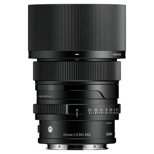 シグマ AF 65MM F/2 DG (C) (BK) 交換用レンズ Contemporary ライカLマウント用発売日：2025年8月7日●望んだとおりの光景を開放F値2.0の明るさと高い光学性能を持つ65MM F2 DG DN Contemporaryは、その特長をミラーレスシステムに適合するコンパクトなレンズボディにまとめ上げています。●“プレミアムコンパクトプライム” Iシリーズ隅々までクリアに映しとる描写力とコンパクトネス&nbsp;【仕様】レンズマウント：ライカLマウントレンズ構成：9群12枚（SLD1枚、非球面レンズ2枚）最小絞り：F22フィルター径：62mm画角：36.8°最短撮影距離：55cm最大径 × 全長：φ72mm×74.7mm絞り羽根枚数：9枚（円形絞り）最大倍率：1:6.8重さ：405g