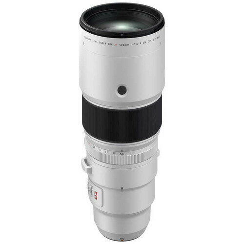 富士フイルム Fカメラレンズ XF500mmF5.6 R LM OIS WR ［FX ／単焦点レンズ］ XF500mmF5.6RLMOIS ●「XFレンズ」最高峰の光学性能 ・「XFレンズ」の単焦点ラインアップで最長（2024年10月14日時点）となる超望遠500mm（35mm判換算：762mm相当）の焦点距離とF5.6の明るさを実現。スポーツ撮影のほか、野鳥や野性動物、航空機の撮影で活躍します。・また、テレコンバーターとの組み合わせで、レンズの焦点距離をさらに拡大。「フジノン テレコンバーター XF1.4X TC WR」では最長700mm（35mm判換算：1067mm相当）相当、「フジノン テレコンバーター XF2X TC WR」では最長1000mm（35mm判換算：1524mm相当）相当の焦点距離を実現。・スーパーEDレンズ2枚、EDレンズ5枚を含む14群21枚の贅沢なレンズ構成を採用。超望遠レンズ特有の色収差を徹底的に抑制し、高い解像性能を実現。超望遠ならではの肉眼を超えた情報量を余すこと無く描写します。●超望遠レンズの常識を覆す高い機動性と優れた解像性能を両立 ・35mm判換算で1.5倍相当拡大された画像が得られるAPS-Cフォーマットの特性を最大限生かしつつ、緻密な機構設計によって35mm判換算762mm相当でF5.6ながら、質量を約1、335gに抑え、小型軽量化を実現しました。また、EDレンズとスーパーEDレンズの最適な配置により、超望遠で発生しやすい色収差を極限まで抑制し、高い機動性と優れた解像性能を両立しています。・レンズ前玉が重くなりやすい超望遠レンズながら、最適なレンズ配置により、レンズ前方の重さを感じることのないホールド感を実現。快適で負担の少ない超望遠撮影をお楽しみいただけます。・鏡筒の20か所にシーリングを施した防塵・防滴・-10度の耐低温構造を採用。さらに、レンズの前玉にはフッ素コーティングを行い、撥水・防汚性能も備えます。悪天候下での長時間撮影にも安心して使用いただけます。●5.5段の強力な手ブレ補正性能を発揮 ・手ブレのセンシング精度の向上と最適な機構設計により、5.5段の強力な手ブレ補正機構を実現。手ブレの影響を受けやすい超望遠領域での手持ち撮影を快適にお楽しみいただけます。●快適な操作性と高速かつ静音で高精度なAFを実現 ・インナーフォーカス方式を採用することでフォーカスレンズを小型軽量化。さらに、高速なリニアモーターによりフォーカス群を駆動させることで、最短約0.33秒*4の高速かつ静音なAFを実現しました。高度なピント合わせが求められる超望遠領域の撮影でも、被写体を素早く正確にとらえることができ、決定的瞬間を逃しません。・「SETボタン」であらかじめ設定した位置にピントを瞬時に移動させることができるフォーカスプリセット機能を搭載。狙った被写体へのピントを再調整する必要がないため、撮影時の操作負担を軽減できます。・ピント合わせの際にレンズの駆動範囲を制限するフォーカスリミッター機能*2を搭載。5m以上離れた被写体を撮影する時にレンズの駆動時間を短くすることができ、高速AFを実現します。・レンズ鏡筒の先端部に「フォーカスコントロールボタン」を配置。「フォーカスセレクトスイッチ」のAF-L/AF-ON/PRESETから割り当てた機能を瞬時に呼び出して、スムーズなAF操作が可能です。*1 CIPAガイドライン準拠、内部測定方法。「FUJIFILM X-T4」装着時。位相差AF使用時、ハイパフォーマンスモードON時でのAF速度。*2 フォーカスリミッター機能は「撮影距離範囲切り換えスイッチ」により作動できます。