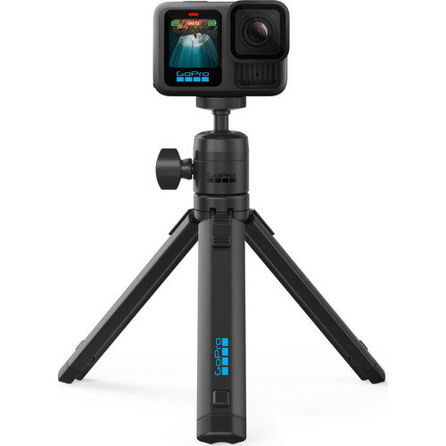 GoPro ABTTR-001 三脚 + ボールヘッド 発売日：2025年12月26日●三脚 + ボールヘッド平らでない場所にも設置でき、カメラをしっかりと支える汎用性抜群の三脚。伸縮式の脚は自由に角度を固定することも、完全に平らにすることもできるため、砂や水の中でも思い通りのショットを狙えます。回転は360度、傾斜は90度まで可能なボールヘッドにより、最適なアングルでカメラをロックできます。1/4-20ネジ対応の延長ポールを取り付ければ、360度カメラでポールが消えるショットの撮影も可能です。&nbsp;【仕様】対応製品：マウント用1/4-20ネジ穴を備えたカメラ、マウント用1/4-20ネジ穴を備えた延長ポール、三脚アダプター