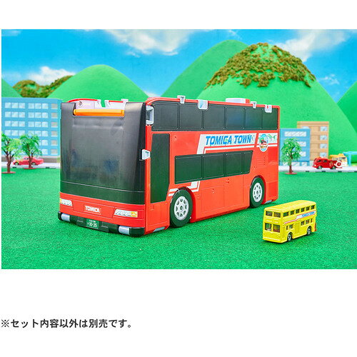 ※画像はイメージです。パッケージデザイン等は予告なしに変更されることがあります。※メーカーの欠品や製造中止により納期遅延、またはお届けできない場合がございます。※商品のパッケージ等につきましては商品本体の保護材のため、凹み、擦り傷や細かい傷等が付いている事があります。通常このような状態は返品・交換の対象外とさせていただいておりますので、何卒ご理解ご了承の程お願い致します。明らかな破損・不良が見られる場合は、良品との交換をさせていただく場合もございます。※発売済みの商品につきましては店舗併売の為、セキュリティタグが付いている場合がございます。※多くのお客様にご購入いただくため、同一住所や同一連絡先等で同じ商品を複数ご購入されたご注文はキャンセルさせて頂く場合がございます。また、弊社にて転売目的と判断させて頂いた場合もご注文をキャンセルさせて頂きます。それらの場合の返金手数料等はお客様負担となります。※掲載の商品が発売日前の場合、商品の発送は発売日以降となります。※商品によっては（ショクガンなど）、BOX販売やセット販売でない限りは複数種類あるうちの1種類をランダムにお届けとなります。なお種類の指定はできません。また、BOX販売やセット販売でない場合でも商品画像を複数種類まとめている場合がございます。内容をお確かめの上、ご注文ください。※ご注文頂くタイミングにより、品切れやメーカー製造中止によって商品のお届けが遅れたり、納品不可の場合がございます。今後の入荷予定を確認し、入荷が困難な場合は、誠に勝手ながらご注文はお取り消しさせて頂きます。※購入特典やキャンペーンについて記載がない商品に関しましては、特典は付属いたしません。また、店頭で行われているキャンペーンにつきましてはネット販売では対象外となる場合がございます。※発売日が異なる商品やお取り寄せ商品を同時にご注文された場合、すべての商品が入荷次第発送となります。※以上、あらかじめご了承の上、ご注文ください。メーカー名：タカラトミー商品名： トミカビークルタウン ビッグに変形 2階だてバスロータリー（トミカ付き） 【商品詳細】●ビッグビークル手転がし遊びトミカがそのまま大きくなったような、かっこいいプロポーション！今までにないリアルなディテール！トミカと一緒に手転がし、並べたくなる！ビークル形態でトミカ10台以上収納可能！お気に入りのトミカを入れておでかけにも◎2：変形タウン遊び　知育要素◎自分の手で、トミカタウンにかんたん変形！カッコいい乗り物が、カッコいい建物に早変わり！トミカタウンとして建物や駐車場が出現！トミカで遊びたくなる！トミカ手転がし走行はもちろん、発車遊びや屋上エレベーターなど、楽しいトミカの遊びが盛りだくさん！さらに、トミカどうろとつながる！他のトミカワールド・トミカタウンの商品とも一緒に遊ぼう！3：ダイキャストトミカ付き　2台のビークルで遊べる！この商品1つですぐに遊べる！遊びが拡がる！お得なセット！はじめてのビッグビークルにも最適！トミカ初心者の方でも楽しく遊べます。タウンに変形して複合的な遊びへ発展、子どもの成長に合わせて長く遊べます！対象年齢：3歳以上(C)TOMY※画像はイメージです。セット内容以外は別売りです。発売日：2026年4月18日