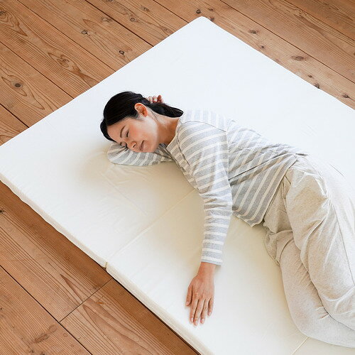 こちらの商品はメーカーより直接商品を発送させて頂きます。ご注文後のキャンセルは承ることが出来ませんので予めご了承ください。複数商品ご注文の場合、全ての商品が準備ができ次第に発送させて頂きます。納品書は含まれておりませんので予めご了承ください。ご注文のタイミングによっては在庫切れとなりメーカー入荷待ちとなる場合がございます。その際は納期を確認の上別途ご連絡をさせて頂きます。萩原 バランスマットレス セミダブル●バランスの良いマットレスシンプルでベーシックなマットレスに腰をいたわる一工夫。ウレタンの硬さを変えることで、バランスのいい寝姿勢を作ります。●正しい寝姿勢をキープ沈み込みやすい腰部分の素材を硬めにし、まっすぐな寝姿勢を保てるように設計。●いつもの布団も寝心地アップ今使っている布団の下に1枚プラスするだけでふかふかの寝心地に。●軽いから持ち運びらくらく重さは約2.1kgと軽量。お部屋の移動やベッドへの上げ下げも簡単にできます&nbsp;【仕様】本体サイズ：120×192×5cm素材：側生地：ポリエステル100％　中材：ウレタンフォーム生産地：日本機能(1)：3つ折り機能(2)：硬さ135N厚み：50mm洗濯：洗濯機不可滑り止め：なし重量：2100g