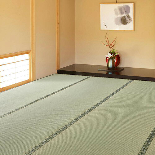 こちらの商品はメーカーより直接商品を発送させて頂きます。ご注文後のキャンセルは承ることが出来ませんので予めご了承ください。複数商品ご注文の場合、全ての商品が準備ができ次第に発送させて頂きます。納品書は含まれておりませんので予めご了承ください。ご注文のタイミングによっては在庫切れとなりメーカー入荷待ちとなる場合がございます。その際は納期を確認の上別途ご連絡をさせて頂きます。萩原 国産い草カーペット 天草 江戸間4.5帖●日焼けや汚れから畳をカバー汚れや色褪せが気になるけど、畳替えは費用もかかるし大変。簡単に和室をリフレッシュできます。●熊本県八代産のい草を使用熊本県八代産の良質ない草を100%使用しています。●高品質な国産い草は丈夫で長持ち太くコシがあり、1本1本がとてもしっかりしていて朽ちにくく丈夫です。また、芯が太いことでい草の持つ効果がより発揮されます。●肌触りの良い双目織い草と経糸の間隔が等間隔になっており、見た目も美しく、汚れにくいのが特徴です。●天然素材い草の機能湿度調整、空気浄化、抗菌防臭、集中力UP、騒音抑制●お手入簡単普段のお手入れは掃除機＆陰干しでOK。折りたためるのでオフシーズンは収納しておくのにも便利●サイズ展開豊富で様々な使い方に対応畳が傷む前の保護、傷んだ畳のカバー、お部屋のラグとして。&nbsp;【仕様】本体サイズ：261×261cm素材：表面：国産い草100％　縁：No.10　双目織生産地：日本機能(1)：抗カビ・消臭機能(2)：ホットカーペット・床暖房非対応厚み：3mm洗濯：洗濯機不可滑り止め：なし