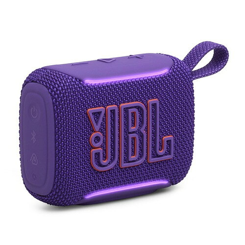 JBL JBLGO5PURJN Bluetoothスピーカー JBL GO 5 ロスレス再生 Bluetooth アンビエントエッジライト搭載 IP68防水防塵 パープル発売日：2026年4月23日●JBLプロサウンドの最小形強化されたアンプ部と改良されたドライバーにより、これまで以上にパワフルで深みのあるJBLプロサウンドを実現。手のひらに収まるサイズから、驚くほどパワフルなサウンドを響かせます。●ロスレス再生対応のピュアサウンド好みのプレイリストを高品位なまま再生。JBL GO5はUSB Type-C経由でのロスレスオーディオ再生*に対応。細部まで鮮明なサウンドを届けます。*最大24bit/48kHz●防水・防塵・耐衝撃のタフ設計ビーチやキャンプでの突然の雨に濡れたり、うっかり落としてしまっても大丈夫。IP68の防塵防水性能と優れた耐衝撃設計*で、どんな状況でも音楽を再生し続けます。*落下による無破損・故障を保証するものではなく、落下による破損・故障は保証の対象外となります。●AirTouchで瞬時にステレオペアリング2台のGO 5同士を軽く触れさせるだけで、ワイヤレスステレオ再生が実現。空間にサウンドステージが広がり、音楽をより深く楽しめるようになります。PCやタブレットのステレオモニターとして映画や動画に臨場感をプラス。●気分を高めるアンビエントエッジライトアンビエントエッジライトで雰囲気を演出。ライトテーマを選べるほか、電源、ペアリング状態、バッテリー残量や再生モードを視覚的に確認できます。●Auracast でさらに拡張するサウンドAuracast 対応のJBLスピーカーをワイヤレスで複数接続すれば、さらに広い空間にサウンドを届けることが可能です。&nbsp;【仕様】Bluetooth：バージョン6.0防塵防水性能：IP68対応コーデック/プロファイル：SBC、 AAC、 LC3 / A2DP 1.4、 AVRCP 1.6オーディオ入力：Bluetooth、USB-C使用ユニット：45mm径 ドライバー×1、パッシブラジエーターx1周波数特性：100Hz - 19kHz (-6dB)出力：4.8W RMS本体サイズ(W x H x D)：101 x 77.4 x 43（mm）梱包サイズ(W x H x D)：125 x 90 x 58 （mm）本体質量：約0.23kg梱包質量：約0.32kgバッテリー：リチウムイオンポリマー 3.85Wh（3.85V/1、000mAh相当）、バッテリー重量 : 20g、バッテリー数 : 1、リチウムイオンバッテリー バッテリーのセル数 : 1、リチウム含有量 : 0.98g、最大再生時間 8+2時間※2、充電時間 3時間 (5V/1A)付属品：クイックスタートガイド x1、保証書/安全シート x1USB対応ファイルフォーマット： .MP3/ .WAV/.FLAC
