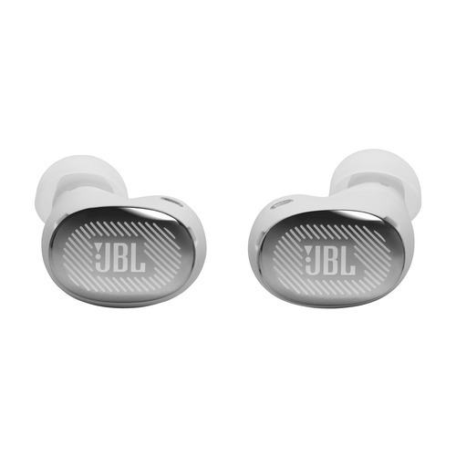 JBL JBLLIVEBUDS4SIL JBL LIVE BUDS 4 ハイブリッドノイズキャンセリング搭載 10mmダイナミックドライバー採用 Bluetooth対応 シルバー発売日：2026年6月25日●高い没入感と美しい装着を実現するバッズスタイル小さく、耳栓のように装着することで優れたパッシブノイズキャンセレーション効果を発揮。ステムの長さ、イヤーチップの奥行を工夫し、耳からの飛び出しが少なく美しく装着することができます。●新ユーザーインターフェースの進化したスマート充電ケースユーザーエクスペリエンスの向上を目指し、スマート充電ケースのグラフィックデザイン、より自然な操作性、カスタマイズ機能の拡張、の3ポイントに着目。より分かりやすく、使いやすさと利便性を向上しました。●True Adaptive Noise Cancelling 2.0搭載リアルタイム補正と適応に対応のハイブリッドノイズキャンセリング機能搭載。外部ノイズや音漏れの状況に応じてリアルタイムで不要な雑音を排除して最適化し、フィードフォワードマイクがノイズを正確に検知してより効果的にノイズを低減することにより深い静寂を実現します。●JBLシグネチャーサウンドサウンド10mmダイナミックドライバーJBLらしい豊かな低音とクリアなサウンドを再現する10mmダイナミックドライバーを搭載。低音域から高音域まで奥行きのあるバランスの取れたサウンド設計を実現し、ハイレゾとLDACにも対応しています。。●次世代LEオーディオとAURACAST対応LEオーディオ対応により、対応デバイスで省電力、高音質が特徴のLC3コーデックでお楽しみいただくことが可能です。また、AURACASTにも対応により、テレビやゲーム機器のコンテンツをJBL Smart Txトランスミッターなどを介してワイヤレス高音質で楽しむことが可能です。●アプリでパーソナライズ「JBL Headphonesアプリ」でイコライザーによるオリジナルEQの作成や、聴覚テストによるパーソナルサウンドの作成、ヘッドホン本体のボタン操作のカスタマイズなど、使用や試聴スタイルに合わせたパーソナライズが可能です。&nbsp;【仕様】カラー：シルバーBluetooth：バージョン6.0対応コーデック：SBC、 AAC、 LDAC、 LC3対応プロファイル：A2DP V1.4、 AVRCP V1.6.3、 HFP V1.9接続：Bluetoothマルチポイント：最大2台ドライバー：10mm径 ダイナミックドライバー周波数特性：20 Hz - 40 kHz梱包サイズ(W x H x D)：100 x 40 x 160（mm）本体質量：イヤホン左右各約4.8g、 充電ケース約71g梱包質量：約215gバッテリー：再生：ノイキャンオン8時間+24時間＝最大約32時間、ノイキャンオフ10時間+30時間＝40時間 + 急速充電で10分充電＝約4時間再生可能) ※1、充電時間約2時間、ワイヤレス充電対応付属品：イヤーチップ4サイズ (XS、 S、 M、 L ）x 左右各1