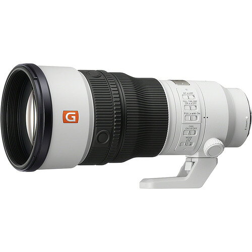ソニー SEL400F45GM デジタル一眼カメラ用レンズ α Eマウント 35mmフルサイズ 400mm超望遠単焦点レンズ ブラック発売日：2026年10月9日●世界最軽量（＊1）、1kgを切る小型・軽量設計による高い機動性を備えた超望遠単焦点G Master＊1 2026年9月広報発表時点。ソニー調べ。35mmフルサイズセンサー搭載デジタルカメラ用の焦点距離400mmを含む開放F値4.5以下の超望遠レンズにおいて400mmの超望遠単焦点レンズながら、世界最軽量となる質量約994g、全長242mmの小型・軽量設計を実現。G Masterならではの優れた描写性能、高速・高精度かつ静粛なAF（オートフォーカス）性能に加えて、カメラ本体側へ重心を寄せた最適な重量バランスによる優れた携行性と操作性により、野鳥や野生生物、スポーツ、鉄道、航空機などの超望遠撮影の自由度を高め表現の幅を広げます。　●G Masterならではの高い解像とやわらかで美しいぼけを両立した超望遠単焦点レンズスーパーED（特殊低分散）ガラスとED（特殊低分散）ガラスを採用した先進の光学設計により、諸収差を良好に補正。さらに、ソニー独自の「ナノARコーティングII」により逆光時のフレアやゴーストを大幅に抑制し、G Masterにふさわしいクリアでヌケの良い描写と高い解像性能を実現しています。また、設計および製造工程における球面収差の最適化により、高い解像と美しくやわらかなぼけを両立。さらに、11枚羽根円形絞りの採用により、口径食を抑えるために少し絞った場合でも美しい円形ぼけを実現します。●被写体をとらえ続け、決定的な瞬間を切り取る高速かつ高精度なAF性能XD（extreme dynamic）リニアモーター2基と最新の制御アルゴリズムにより、ボディの高速性能を最大限に引き出し、高速・高精度かつ静粛なAFを実現します。また、α1 IIの最高約30コマ/秒（＊）および、α9 IIIの最高約120コマ/秒（＊）のAF/AE追随高速連続撮影にも対応しており、野鳥や野生動物、スポーツなど、動きの速い被写体をすばやくとらえることが可能です。＊ ソニー内部測定。撮影条件によっては連続撮影の速度が遅くなります。フォーカスモードがAF-Cのときは、連続撮影の速度が異なります●撮影の自由度を高める操作性と拡張性レンズ内光学式手ブレ補正機構の搭載により、超望遠の手持ち撮影時でもブレを抑え安定した撮影が可能。さらに、ボディの手ブレ補正機能「アクティブモード」や手ブレ補正の協調制御に対応しています。また、4カ所に配置した用途に応じてカスタマイズ可能なフォーカスホールドボタンのほか、柔軟なフォーカス操作を可能にするフルタイムDMFスイッチや、手ブレ補正モードスイッチ、ファンクションリングを搭載し、撮影スタイルに応じた直感的な操作が可能です。さらに、別売のテレコンバーター（＊1）に対応し、最大800mm（＊2）（APS-Cカメラでは最大1200mm相当（＊3））の超望遠撮影が可能です。●アウトドア撮影を支える高い信頼性防塵・防滴に配慮した設計（＊）を採用。屋外での撮影環境にも耐えられる信頼性を確保しました。また、最前面のレンズに施したフッ素コーティングにより、レンズ表面に指紋、ほこり、水滴、油、泥などが付きにくく、付着しても簡単に取り除けます。＊ 防塵・防滴に配慮した構造となっていますが、ほこりや水滴の浸入を完全に防ぐものではありません●映像クリエイターのニーズに応える動画性能フォーカス中の画角変動（フォーカスブリージング）を抑制し、洗練された映像表現を実現します。さらにボディの「ブリージング補正機能（＊）」にも対応。また、MF（マニュアルフォーカス）時の、繊細なフォーカスリングの操作にもレスポンスよく反応する「リニア・レスポンスMF」を採用。リング回転角度にリニアなフォーカシングが可能なため、撮影者の意図をダイレクトに反映した、精緻（ち）なピント合わせが可能です。＊ 本機能を［入］にすると画角と画質がわずかに変化します。本機能を［入］にしても、レンズによっては、補正しきれない場合があります●1.4倍、2.0倍のテレコンバーターに対応。装着時も高い描写力を発揮別売の1.4X テレコンバーター SEL14TCと2X テレコンバーター SEL20TCに対応し、最大800mm（＊1）（APS-Cカメラでは最大1200mm相当（＊2））の超望遠撮影が可能。テレコンバーター装着時でもG Masterならではの高い描写性能を引き出し、遠く離れた野鳥や野生動物など、近づくことが難しい被写体も大きくとらえ、迫力のある一瞬を鮮明に表現します。＊1 2X テレコンバーター SEL20TC装着時　＊2 撮像素子がAPS-Cサイズのレンズ交換式デジタルカメラ装着時の35mm判換算値●手持ち撮影時に便利なレンズ内光学式手ブレ補正機構を搭載レンズ内光学式手ブレ補正機構を内蔵し、手持ち撮影時のブレを効果的に抑制。超望遠の手持ち撮影でもシャープに被写体をとらえることが可能です。補正モードは、流し撮り対応のMODE2に加え、レンズを不規則に動かす撮影においてもファインダー像が安定して見えるMODE3（＊）も搭載。また、ボディと協調してより効果的な補正をおこない、動きが不規則で速い野鳥や野生動物などの被写体でも、安定したフレーミングと快適な超望遠撮影をサポートします。●カスタマイズ可能なフォーカスホールドボタンを4カ所配置フォーカスホールドボタンを4カ所配置。あらゆるホールディングスタイルでも瞬時にフォーカスホールドが可能です。さらにボディ側メニューでのカスタマイズにより、瞳AFなどお好みの機能を割り当てることが可能です。●3つの機能を切り換えられるファンクションリング（＊）を搭載「プリセットフォーカス」「パワーフォーカス」「APS-C S35/フルサイズ切り換え」の3つの機能を切り換えて操作可能なファンクションリングを搭載。ボディ側のメニューから割り当てる機能を選択可能です。＊ ファンクションリングに割り当てられる機能は、使用するカメラによって異なります。詳しくは対応するカメラのヘルプガイドをご確認ください。一部のカメラでは使用できない機能があります。その場合は、パワーフォーカスが初期設定で割り当てられます&nbsp;【仕様】型名：SEL400F45GMレンズマウント：ソニー Eマウント対応撮像画面サイズ：35mmフルサイズ焦点距離(mm)：400焦点距離イメージ(mm)：600レンズ構成　（群-枚）：16-22画角 （APS-C)*1 ：4°10'画角　（35mm判）：6°10'開放絞り　（F値)：4.5最小絞り　（F値)：32絞り羽根 (枚）：11円形絞り：○最短撮影距離 (m)：2.5最大撮影倍率 （倍）：0.18フィルター径 (mm)：95テレコンバーター (1.4x)：SEL14TCテレコンバーター (2.0x)：SEL20TCフードタイプ：丸形バヨネット式
