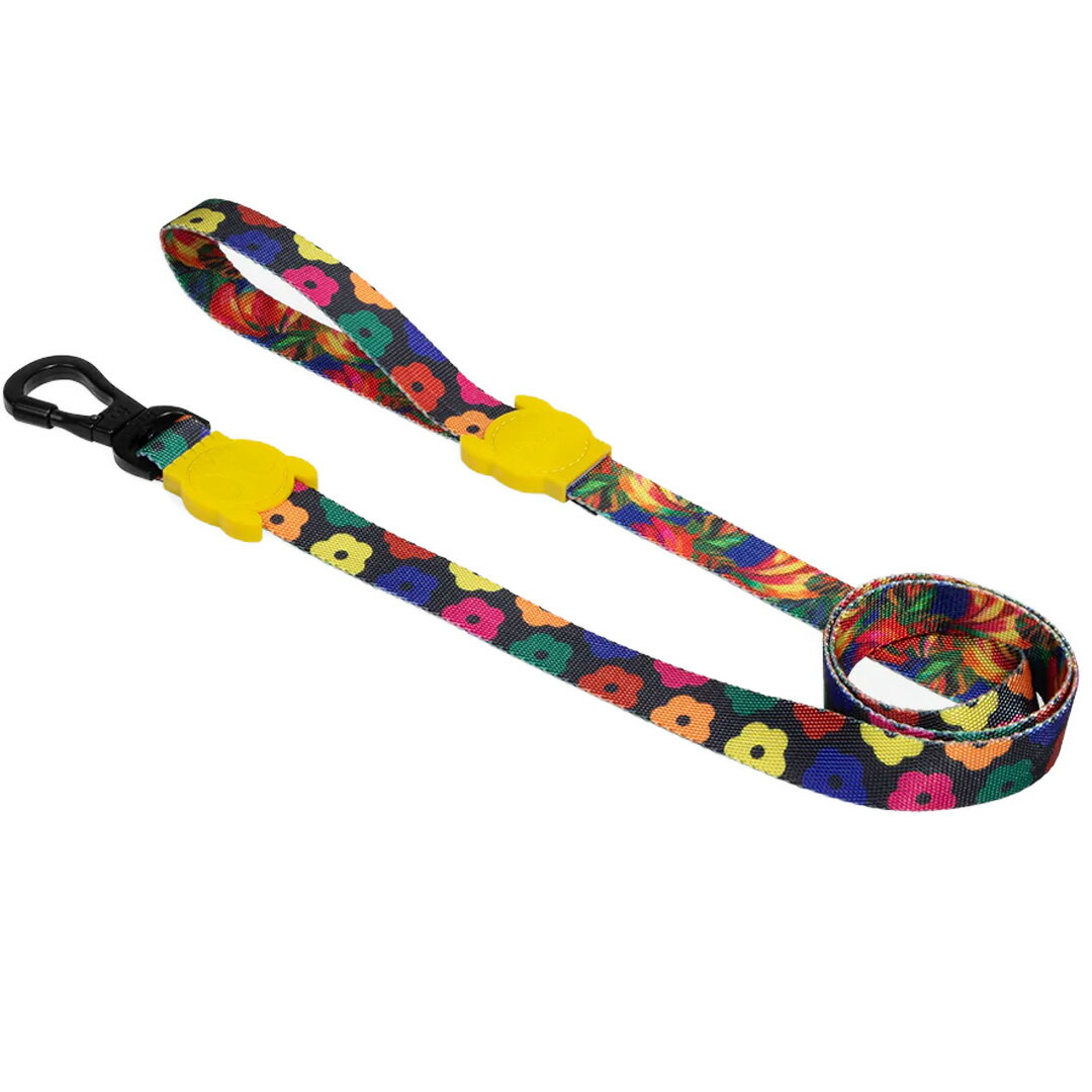 FARM RIO FARM RIOはzee.dogと同じ、ブラジル発信の最新ファッションブランドで、ブラジルの伝統的な色彩と彼ら独自のデザインパターンを融合させることで常に流行を創り続けています。そのコンセプトはzee.dogの方向性にとてもよく似ています。 この秋、2ブランドによるコラボレーションが実現し、ブラジルでは大きなニュースになっています。 FARM RIOは現在、南米各国はもちろんニューヨーク、パリ、ロンドンをはじめ、全世界140店舗で展開していますが、日本には未上陸のブランドです。 今回の限定コレクションを通じて、日本の皆様にもFARM RIOのテイストを身近に感じていただけます。 ブラジルらしい鮮やかで品のある色使いはきっと新しいドッグアイテムとして注目を浴びるでしょう。 【zee.dog】リードシリーズ： 柔らかく耐久性のあるzee.dogのリードは、ゴム製のスカルエンブレムが特徴です。 zee.dogのリードは、ゴム製のかわいいスカル（がいこつロゴマーク）エンブレムが留め具の役目をしています。 縫い目がエンブレムに隠れることにより製品がスタイリッシュに納まりました。 金具は「SUPER HOOK」と呼ばれる特許取得済みのロックシステムを採用し（S/Lサイズのみ）、270kgの荷重にも耐える頑丈なマッドステンレス製のカラビナ（登山用具）タイプです。 スクリューロックを回して確実にロックすることができます。 360度回転しますのでリードがからまることがありません。 また手袋をしたままでも簡単に取り外しが出来ます。 ※フックの大きさはリードサイズによって異なります　 ※S・Lサイズのフックはロック付きです　 サイズは超小型犬から大型犬まで、犬種・サイズに合わせて 3サイズをご用意いたしました。 全てのレギュラーリードには同じデザインのカラー（首輪）を合わせることが出来ます。 XS サイズ： 幅：1cm 長さ：120cm 本体重量：29g 適応体重：〜10kg 引張強度：63kg 素材：ポリエステル、TPR、亜鉛合金 商品の仕様、および価格等は予期無く変更される場合があります。 他のモールと併用販売しております 売り切れる場合もございます。 予め、ご了承お願いいたします。 ご不明な点はご遠慮なくお問い合わせください。 メーカー希望小売価格はメーカーカタログに基づいて掲載しています その他のzeedog商品： ■ 関連商品 【 超小型犬向け 】 首輪 ハーネス リード 小物 犬用服 --------- →首輪、ハーネス、リードは同じ柄で展開しています。 →柄をそろえるのもオススメです！ -------- ↑ジードッグの首輪をみる↑ ↑ジードッグのリードをみる↑ ↑ジードッグのハーネスをみる↑ 【参考犬種】 ※わんちゃんによって体格は異なります。お買い上げの際はサイズを測ってご購入ください。 超小型犬(XS)：チワワ　ポメラニアン　ヨークシャー・テリア　パピヨン　マルチーズ　トイプードル　ミニチュア・シュナウザー 成犬体重4kg以下 小型犬(S):キャバリア　柴犬　シーズー　ジャックラッセルテリア　スコティッシュテリア　パグ　ミニチュアダックス　ミニチュアピンシャー 成犬体重10kg以下 中型犬(M):ビーグル　ブルドッグ　ボーダーコリー　フレンチブルドッグ　コーギー 成犬体重25kg以下 大型犬(L):ゴールデンレトリバー　秋田犬　グレートデン　シベリアンハスキー　ドーベルマン　シェパード　ダルメシアン　ラブラドールレトリバー　 【キーワード】 ワンタッチ　おしゃれ　カラフル　丈夫　ブランド --------