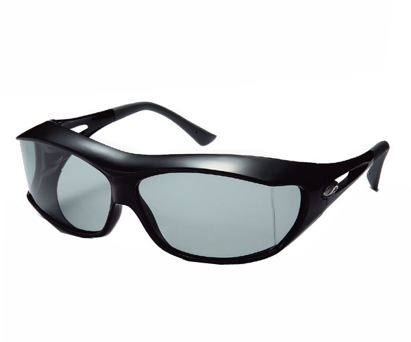 ・偏光レンズ (パノラミックビューレンズ) ・大型メガネ使用可能 ・フレキシブルラバーテンプル ・全幅163mm×高さ50mm ・UVプロテクション *幅145mm×高さ46mm以内の眼鏡に対応 眼鏡の上からかけれるサングラス。 サイドの視界も確保できるデザイン。 コンタクトにかえる煩わしさから 解放。大型眼鏡対応でパノラマビ ューレンズを搭載し、180度以上の 視野が確保できる。 メーカー希望小売価格はメーカーカタログに基づいて掲載しています。