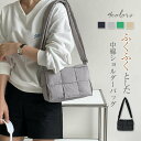 中綿 ショルダーバッグ レディース 斜め掛け 軽量 キルティング ショルダー 太ベルト 肩掛け 斜め掛け バッグ 超軽量 ふわふわ 軽い かばん 鞄 ナイロン ナイロンバッグ 通勤バッグ ファスナー付き 大容量 パテッドバッグ シンプル 通勤 通学 仕事 大人 おしゃれ ギフト