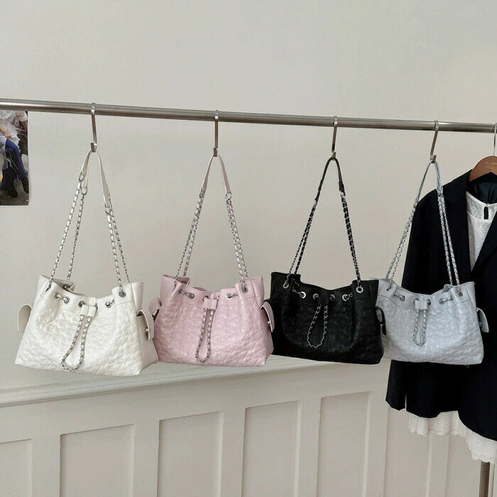 Colletto Favaの巾着バッグ ショルダー ハンドバッグ 2wayバッグ ショルダーバッグ レディース 斜めがけ バケツ型バッグ 2way 肩掛けバッグ チェーンバッグ 斜め掛け トートバッグ 巾着ショルダーバッグ お仕事バッグ 通勤 カバン 大人可愛い 軽量 おしゃれ 黒 ピンク 送料無料｜アングル3