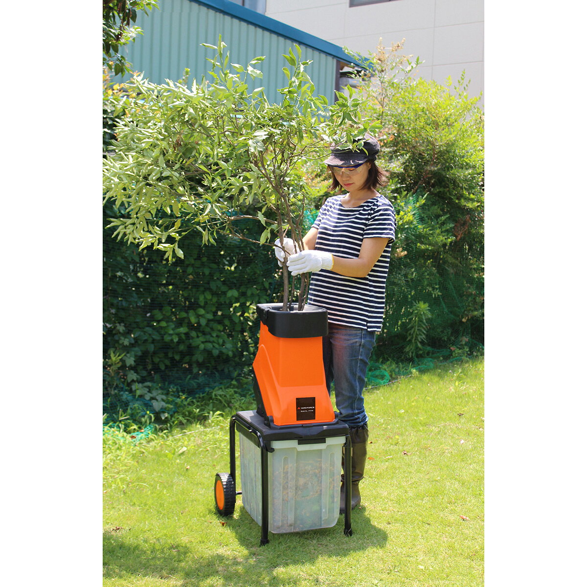 イーワイズのガーデンシュレッダー YARDFORCE 電動ガーデン枝シュレッダー ダストボックス50L YF5458 エアロボックス ウッドチッパー 粉砕機 家庭用 枝粉砕機 枝シュレッダー｜アングル3