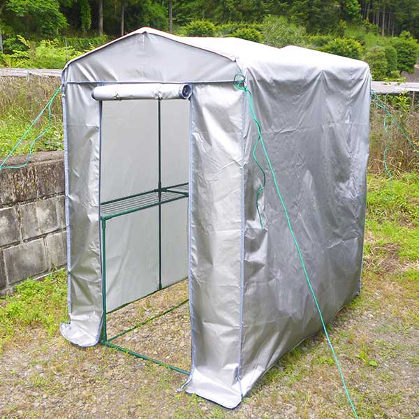 ※メーカーより直送品となります。日時指定はご対応出来かねますのでご了承お願い致します。ほか同梱商品があった場合別途送料が発生致しますご了承ください。対候性に優れた防水・防塵・UVカット加工！換気ができる開閉自在のメッシュウィンドウ付き内側からも開閉できるダブルファスナー付き※カバーには撥水(防水)加工を施してありますが、完全防水ではありません・使いはじめる前にお客様ご自身での組み立てが必要です安全上の注意組立の際は、素手で作業しないで必ず手袋を着用して下さいファスナーの上げ下げは、必ず手で押さえて行って下さい風当りの強い場所には設置しないで下さい水平な場所に設置して下さい。水平面に設置しないと、ジョイント部が破損する原因となります棚網一枚に載せる重量は10kgまでにして下さい。それ以上載せると棚網自体やジョイントの破損の原因となります設置場所を移動する時は、必ず棚網の積載物をおろしてから移動して下さい本製品は使用による劣化・強度の低下による破損も考えられますので、適宜交換をお勧めいたします冬場屋根に雪が積もった時は、除雪して下さいジョイントにパイプをセットする時の注意：本体の安定度を維持する為にジョイントのパイプ差込口が若干小さめに作られていますので少し固い場合があります。必要な場合は木づち等を使ってセットして下さい
