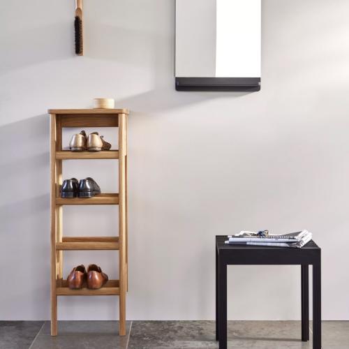 エーラインシューラック 35は、玄関や廊下などの狭いスペースを有効に活用できる、シューズラックとコンソールテーブルを組み合わせた小型家具です。最高品質のオーク材を使用し、職人の伝統的な技で丁寧に丸みを持たせています。●サイズ：W350×D250×H1000 mm●材質・仕上：オーク材●デザイナー：Herman Studio※天然の木材を使用して作られております。木目の出方、色などは個体差がございますのでご了承ください。・商品画像はイメージです。デバイスにより色味・質感が実物と異なる場合があります。ご注文後のキャンセルや仕様変更、素材特性による個体差を理由にした返品はお受けできませんのでご理解の上ご注文ください。・ガラス素材、木材の木目・節・斑の模様　など※品切れの場合、お届けに3〜4ヶ月程度かかる場合がございます。予めご了承下さい。