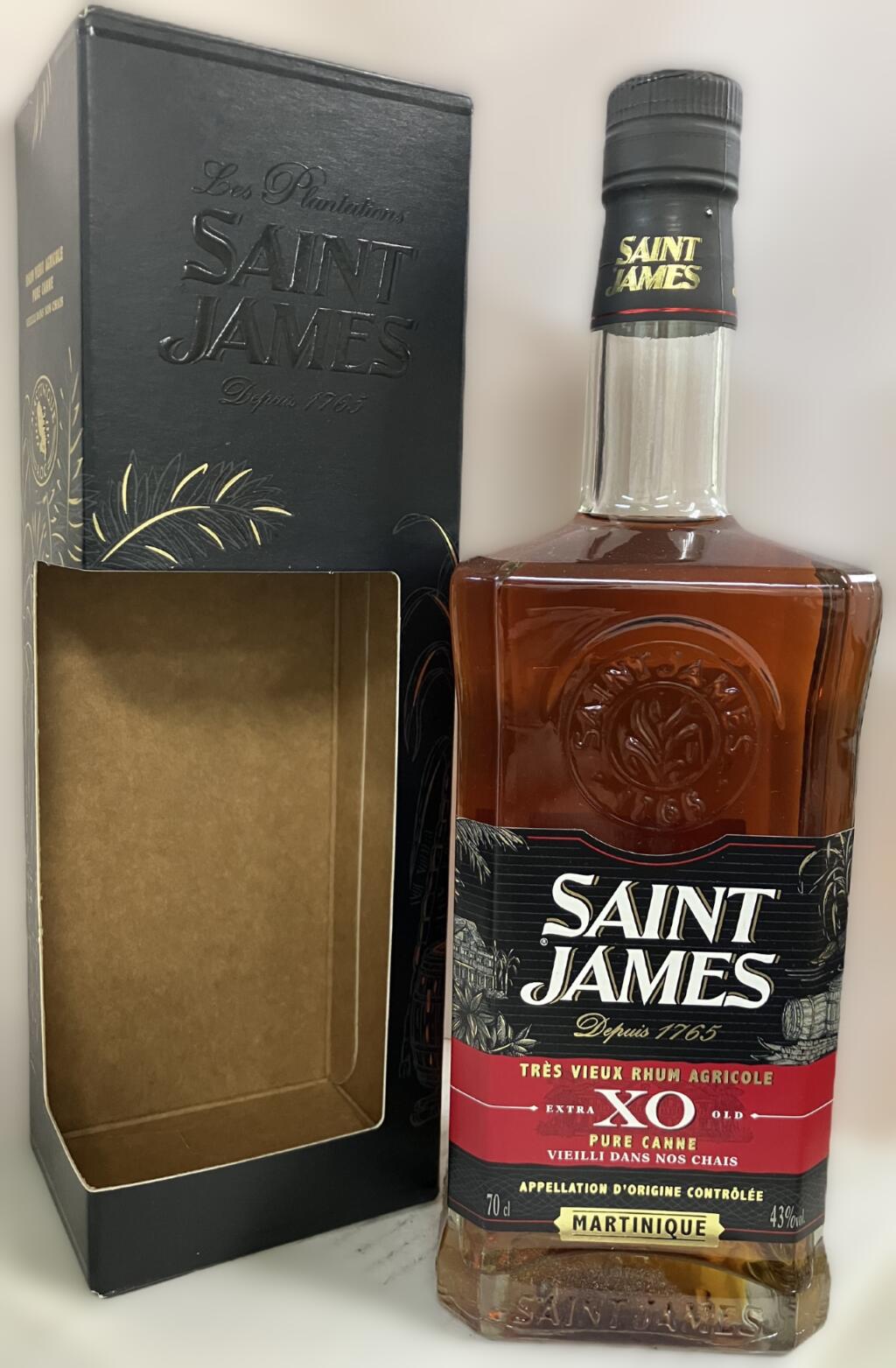 容量：700ml 度数：43% 180リットルのオーク樽及びコニャック樽にて6年〜10年熟成された商品。 セラーマスターによって定期的にテイスティングされ、注意深く熟成を重ねる。 焼いた木の香りやナツメグ、シナモンの味わい等。