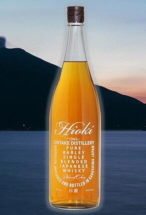 180年の発酵技術が生んだ、調和の一杯。 「日置」は、西酒造が受け継いできた伝統と革新の結晶。 御岳モルトを核に、本社日置のグレーンを重ね合わせ、豊かな調和を実現した珠玉のブレンデッドウイスキーです。 力強さとやわらかさ、モルトとグレーン、伝統と革新――。 相反するものが響き合い、新しいウイスキー文化を切り拓きます。 【おすすめの飲み方】 ハイボールでぜひ！ 爽快な香りと奥深い余韻が広がり、日常の一杯を特別な時間へと変えてくれます。 Hiokiとソーダの比率は1：4がおすすめです。 ・アルコール度数/40度 ・原材料名/モルト、グレーン ・内容/700ml