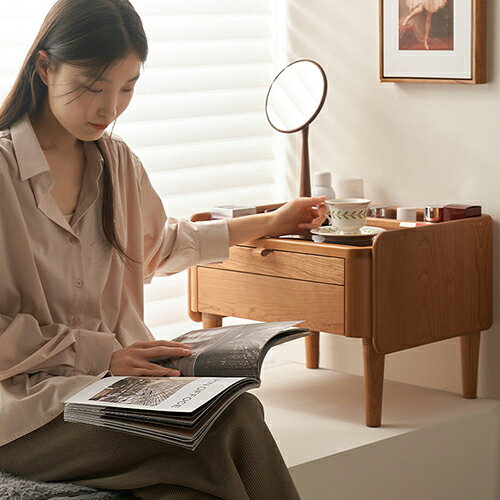e-homeのドレッサー 天然木 ガラス天板 ナチュラル 引き出し付き コンパクト 小型 幅52cm 窓サイド メイル台 化粧台 2WAY 文机 かわいい 化粧机 メーク台 デスク シンプル 省スペース コーナーデスク 収納付き チェリー材 無垢材 一人暮らし 透明 溝付き 大容量 化粧品収納 整理整頓｜アングル2