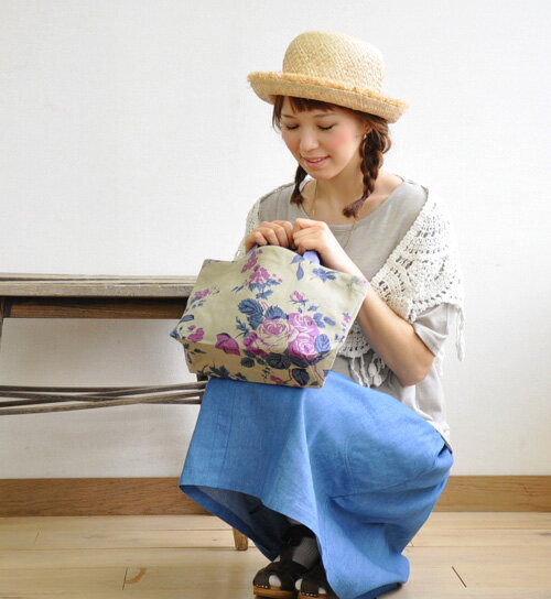 楽天市場 コーディネートに小ぶりバッグで花柄を添えて 落ちついたお色みに大胆な花柄がオトナな雰囲気 たっぷりマチで見た目以上に色々入る小さめキャンバス バッグ 鞄 カバン ハンドバッグ コイルアラウンドフラワートートバッグ スモール イーザッカマニア