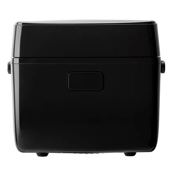 ●はやくておいしい3合IH炊飯器 RM-D793は、大火力1000Wと厚さ3mmの厚丸釜で、早い炊き上がりとおいしさにこだわったコンパクトな炊飯器です。●少人数世帯にうれしい「ぴったり予約」モードや「冷凍ごはん」モードで、いつでも気軽に炊きたてを楽しめます。■製品寸法 [ W x D x H ] 約 230 × 280 × 190 mm 約 230 × 315 × 405 mm( 蓋が開いた状態 )■製品質量：約 3.7 kg( 本体及び内かま )■電源：AC 100V 50 - 60 Hz■消費電力：1020 W■炊飯容量 白米/無洗米・冷凍ごはん：0.5 合 [ 0.09 L ] 〜 3 合 [ 0.54 L ] 玄米・雑穀米・炊込み：0.5 合 [ 0.09 L ] 〜 2 合 [ 0.36 L ] おこわ：1 合 [ 0.18 L ] 〜 2 合 [ 0.36 L ] おかゆ：0.5 合 [ 0.09 L ] 〜 1 合 [ 0.18 L ]■電源コード長：約 1.0 m■メニュー：白米/無洗米、玄米、雑穀米、炊込み■炊き分け機能( 白米/無洗米のみ )：お好み( かたさ調整5段階 )、早炊き、冷凍ごはん、おかゆ、エコ炊飯■予約タイマー ぴったり予約/予約1/予約2 最長時間23時間50分( 10分単位 )■保温機能：あり■消音機能：あり( 炊き上がり時・再加熱時の終了音のみ )■炊飯時間の目安 白米/無洗米：お好み( かたさ調整5段階 )約 35 〜 60 分 早炊き：約 19 〜 29 分 冷凍ごはん：約 60 〜 65 分 おかゆ( 全粥 )：約 55 〜 60 分 エコ炊飯：約 50 〜 55 分 玄米：約 90 〜 95 分 雑穀米：約 60 〜 65 分 炊込み：約 50 〜 55 分■付属品：しゃもじ、計量カップ