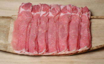 ヤマトポーク商品概要 ヤマトポークは、肉の中に上質な脂肪が適度に入り、 ジューシーな味わいの良い豚です。 商品内容 ヤマトポークしゃぶしゃぶ用ロース700g（約4〜5人前） 奈良県産　 消費期限 製造後4日（目安：お届けした後2日以内）冷蔵にて保管して下さい すぐにお召し上がり頂けない場合はすぐに冷凍保管して下さい。 お召し上がり方 十分に加熱してお召し上がり下さい。 送料・お支払い方法 下記のお支払方法が可能です クレジツト・後払い.com・代金引換払い 配送方法 ヤマト宅急便(クール便：冷蔵) ◆ 同梱できます商品は？ 冷蔵にて他の商品との同梱は可能です。奈良（大和）の風土が育んだ レアなブランド豚です！ 優秀な種豚と厳選された母豚から生産された奈良県産子豚です！ 子豚は安心・安全な飼育管理のもとに育てられヤマトポークになります！ ヤマトポークは肉の中に上質な脂肪が適度に入り、ジューシーな味わいの良い豚肉です。