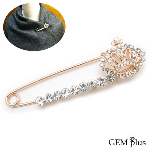 安全ピン形の華やかなピンブローチ エレガントな王冠の飾りにはたっぷりのラインストーンを飾りました ストールやショールの留めやジャケット、帽子など お好きな箇所に付けて楽しんで下さい 素材：合金、ラインストーン サイズ：約80mm×約23mm 重さ：約12g 　　　　
