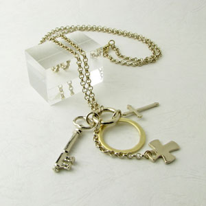 ネックレス ゴールドロングチェーンネックレス キー×クロス×マットゴールドカラーリング×チェーン付き..