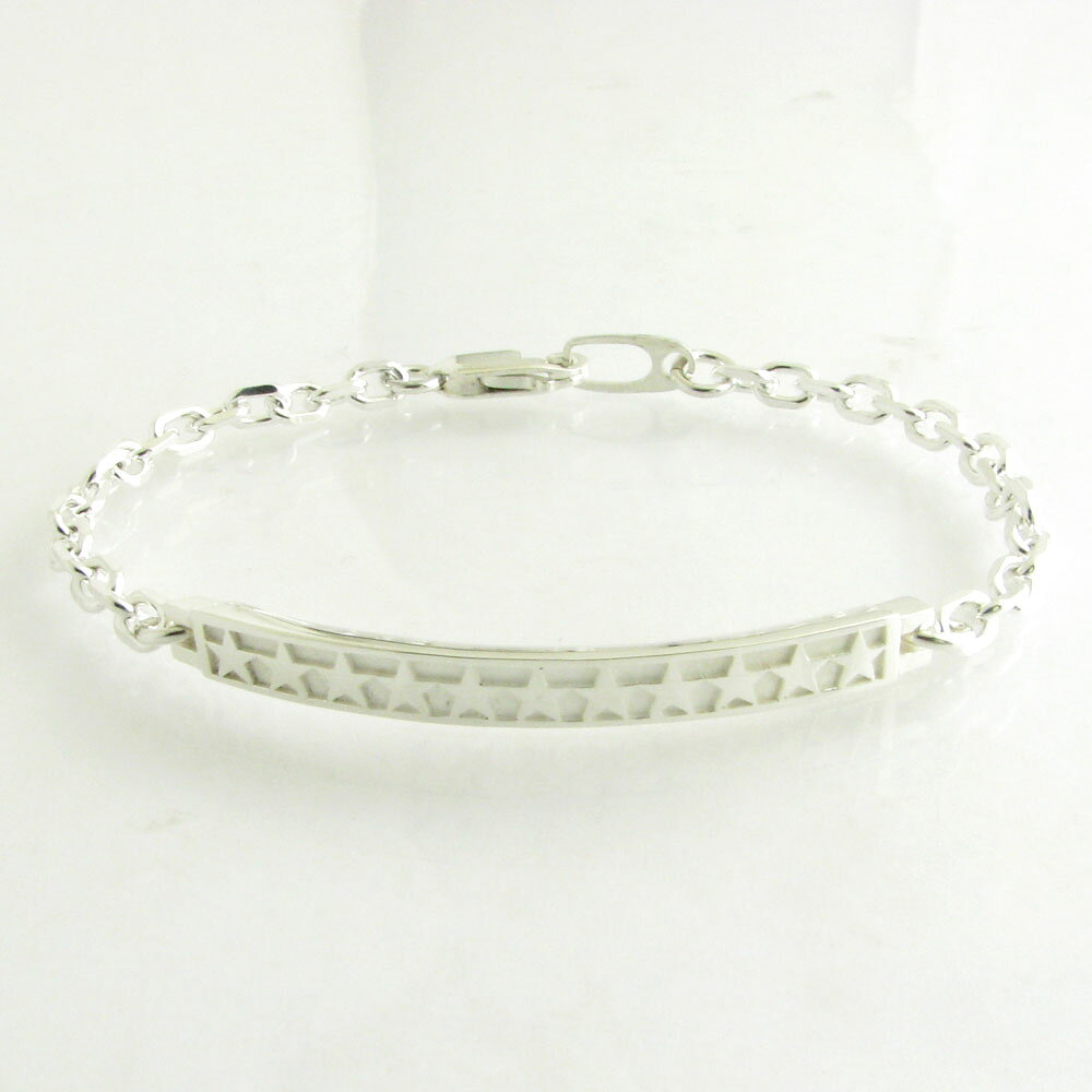 【送料無料】スリムなプレートに星がいっぱい連なった 楽しいシルバーブレスレット ロックにもカジュアルにも似合うデザインです 金具部分はチェーンのようなカニカンを使用 着脱が簡単で使用時には外れにくいスタイルです イブシ加工を施した男性用とのペアもおすすめ ※※こちらはレディースタイプのみの価格です※※ ●ペアがおすすめ！！ペアでお買い求めの方は こちらをクリック★ ●メンズタイプは こちらをクリック★ 素材：silver925 横幅：約4.5mm 厚み：約3.0mm 重さ：約8.4g 全長：約170mm ■　SILVER 925・シルバー925・純銀　■ シルバー925とは、通常「シルバーアクセサリー」と 呼ばれるものの素材です。 925というのは銀の純度を表す数字で、 92.5％のシルバー（銀）が含まれているという事です。 　残りの7.5％は銅などのその他の金属を混ぜて合金にし シルバー（銀）だけの状態より強度を出します。 銀だけの状態では柔らかすぎてアクセサリーなどに 加工しにくい為です 　シルバー925は別名「スターリングシルバー」とも呼ばれ シルバーアクセサリーの中には「STERLING 」と 刻印の入った物もあります。 STERLINGは「本物、価値のある」などの意味を持ち 925と共に合金ではあるものの 一般的に「純銀」として言われることも多いようです。 &nbsp;