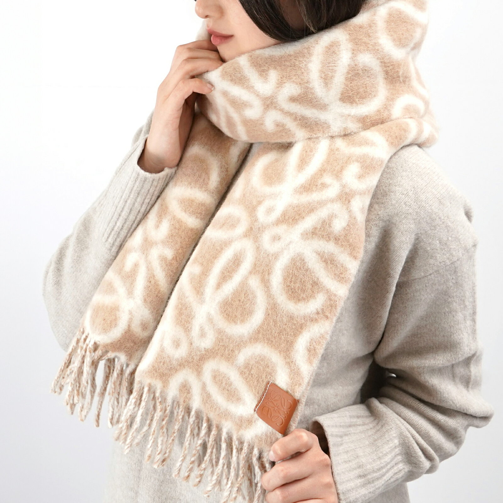 LOEWE ロエベ アナグラム スカーフ マフラー F811257X23 ベージュ BEIGE ホワイト WHITE ウール レディース シンプル 女性 プレゼント ロゴ LOGO 【返品送料無料】【ラッピング無料】のサムネイル