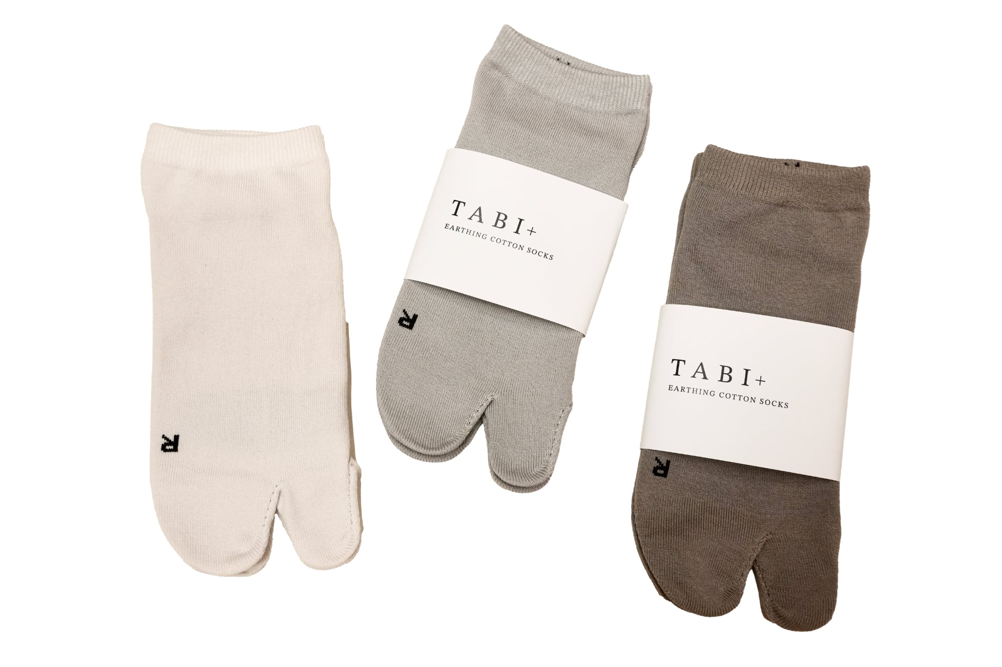 「もう少し短い丈のソックスが欲しい」というご要望にお応えして生まれた、TABI+ アンクルソックス。 ペールグレー、アッシュ、カシミヤの3色を1足ずつセットにしました。 どれも足元になじみやすいやわらかな色合いで、普段の装いにも取り入れやすいカラーに仕上げています。 生地にはコットンを主体に使用し、やさしい肌あたりと心地よい履き心地に。 足裏に導電糸を編み込むことで電気を通しやすく、ソックスを履いたままTABIと組み合わせてアーシングしていただけます。 足首まわりがすっきりとしたアンクル丈で、季節を問わず普段使いしやすい一足です。 サイズ：M（22～25cm）、L（25～28cm） 素材：綿52％、ポリエステル35％、ナイロン6％、アクリル（導電糸）5％、ポリウレタン2％ ※中性洗剤を使用し、洗濯ネットに入れて洗濯してください。「もう少し短い丈のソックスが欲しい」というご要望にお応えして生まれた、TABI+ アンクルソックス。 ペールグレー、アッシュ、カシミヤの3色を1足ずつセットにしました。 どれも足元になじみやすいやわらかな色合いで、普段の装いにも取り入れやすいカラーに仕上げています。 生地にはコットンを主体に使用し、やさしい肌あたりと心地よい履き心地に。 足裏に導電糸を編み込むことで電気を通しやすく、ソックスを履いたままTABIと組み合わせてアーシングしていただけます。 足首まわりがすっきりとしたアンクル丈で、季節を問わず普段使いしやすい一足です。 サイズ：M（22～25cm）、L（25～28cm） 素材：綿52％、ポリエステル35％、ナイロン6％、アクリル（導電糸）5％、ポリウレタン2％ ※中性洗剤を使用し、洗濯ネットに入れて洗濯してください。