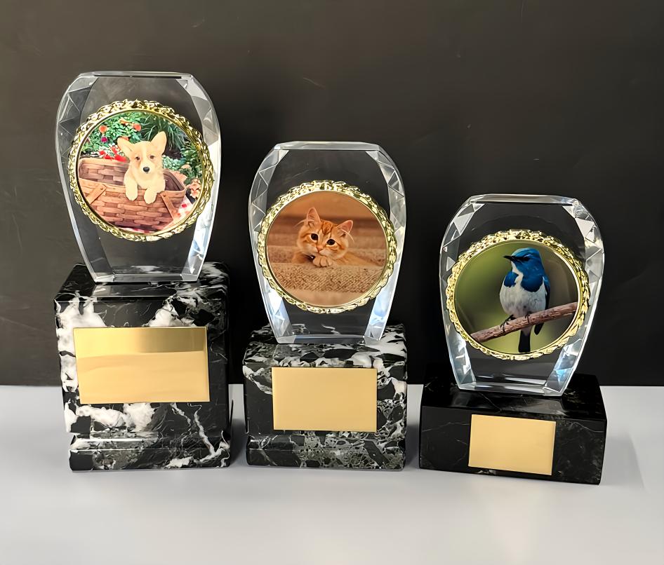 アーストロフィー　ペットの位牌　クリスタル　台座ブラックゼブラ大理石　WP1004　プレート無料作成 名入れ無料 ネコ 犬 鳥 葬式 供養 ガラス 安い 遺影 癒し 豪華 きれい