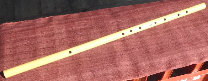 サイズ 全長：約69～71cm、筒の太さ：約20～23mm。 材　質 竹 商品説明 ベトナムの伝統的な横笛です。 日本の篠笛のように吹き穴に息を吹きかけて音を出し、演奏します。 音階を奏でる指孔は6穴で、7音階を奏でます。 自然素材が奏でる優しい音色です。 (※自然の素材で作られているため、長さ・太さには違いがございます。)