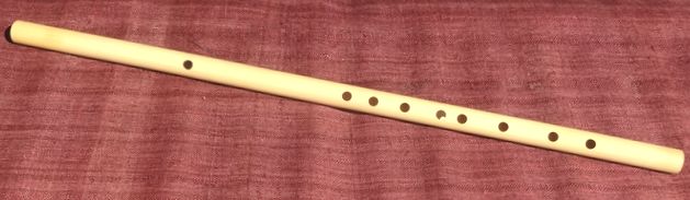 サイズ 全長：約53～60cm、筒の太さ：約18～23mm。 材　質 竹 商品説明 ベトナムの伝統的な横笛です。 日本の篠笛のように吹き穴に息を吹きかけて音を出し、演奏します。 音階を奏でる指孔は6穴で、7音階を奏でます。 自然素材が奏でる優しい音色です。 (※自然の素材で作られているため、長さ・太さには違いがございます。)