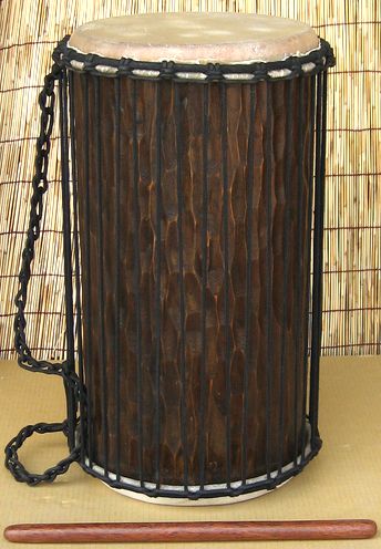 サイズ 高さ:約50cm、打面直径:約25cm、リング径：約28cm、重量:約4.5kg 材　質 マホガニー、牛皮鉄リング、ナイロンロープ 商品説明 西アフリカのジャンベ演奏に欠かせないのが、このドゥンドゥン(ジュンジュン)です。 ジャンベと比べ、厚めの皮を用いるこの両面太鼓は、音質も低く深いものです。 その低いベースリズムとジャンベ特有の張りのあるシャープなリズム音が絡み合うことによって、 ダイナミックなアンサンブルが表現できます。 むくのマホガニー胴材に厚い牛皮が張ってあり、音質は、深く奥行きがあります。 サイズは3つあり、大きなものから「ドゥヌンバ」「サンバン」「ケンケニ」といわれますが、こちらは一番小さい「ケンケニ」です。　　 専用のスティック付です。 在庫複数に付き、ヘッドの色合いが写真と異なる場合がございます。