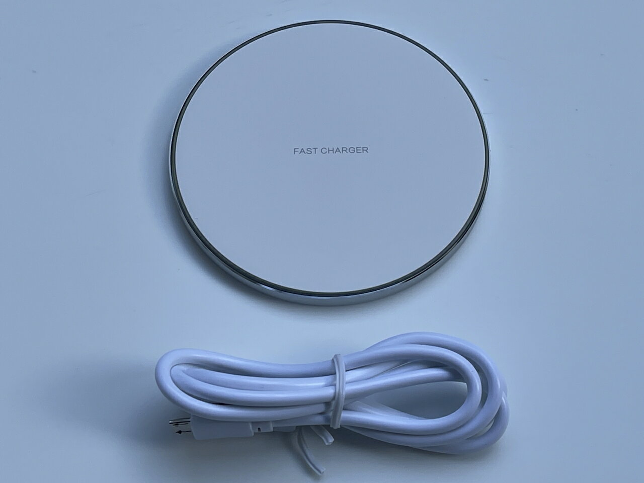 ワイヤレス 充電器 Qi 置くだけ充電 出力 10W 9V-1.2A 5V-1.0A 急速充電器 無線充電 スマホ スマートフォン GY-68 表面白色／銀