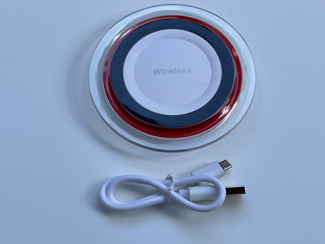 【置くだけ充電】 無線対応スマートフォンや無線対応カバー付きスマートフォンを装着するだけで ワイヤレス充電ができます。また、ケースを取り付けても充電が可能です。 ※充電する前に、厚さが5mmを超えないことを確認してください。 ※輸入品の為、...