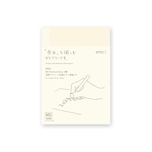 クリーム/文庫(マンスリー)/22403006・Size:文庫(マンスリー)・パッケージ個数:1・「余白」を愉しむダイアリー・【掲載期間】2025年12月〜2027年1月・【始まり曜日】月曜日・【パッケージサイズ】H148×W115×D10mm【本体サイズ】H148×W105×D10mm・【付録】年間カレンダー、8分割メモ、無地メモ、インデックスシール付ダイアリー本来の機能と自由に書くことの愉しさを共存させるため、極限まで削ぎ落としたデザインが魅力のダイアリーです。 『MDノート』をベースに、ブロックタイプの月間スケジュールと、8分割の横罫メモ、さらに無罫のメモページで構成しています。 月間スケジュールは、1ヵ月の予定とともに、余白にはメモやTo Doリスト、アイデアスケッチを書くなど、使い方の自由度が高いフォーマットです。 横罫メモは、見開き1週間のダイアリーとして1年間使うことも可能。 無罫メモは、アイデアを書き留めたり、スケッチをしたり、見開きで1枚のキャンバスのように使ったりと、自由な発想でお使いいただけます。 使う方のクリエイティビティを刺激する、シンプルかつ使いやすさが魅力です。 商品名：ミドリ 手帳 マンスリー 2026年 MDノートダイアリー 文庫 22403006 (2025年12月始まり)