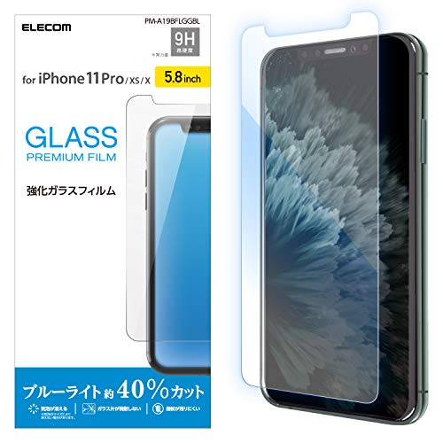 001_iPhone 11 Pro/XS/Xブルーライト/ガラス/0.33mm/ブルーライトカット/PM-A19BFLGGBL・パッケージ個数:1・対応機種:iPhone 11 Pro / iPhone XS / iPhone X・なめらかな指滑りを実現するリアルガラスを採用。iPhone 11 Pro、iPhone XS、iPhone Xの液晶画面をキズや汚れから守る、ブルーライトカットタイプの液晶保護ガラスです。・表面硬度9Hの強化ガラス採用により、保護ガラス表面のキズを防止します。※表面硬度は実力値です。・握ったときやカバンからの取り出し時にも引っかかりがないラウンドエッジ加工を施しています。・指紋・皮脂汚れが付きにくく、残った場合でも簡単に拭き取れる指紋防止加工を施しています。対応機種:iPhone 11 Pro、iPhone XS、iPhone X ●なめらかな指滑りを実現するリアルガラスを採用。iPhone 11 Pro、iPhone XS、iPhone Xの液晶画面をキズや汚れから守る、ブルーライトカットタイプの液晶保護ガラスです。 ●表面硬度9Hの強化ガラス採用により、保護ガラス表面のキズを防止します。※表面硬度は実力値です。 ●握ったときやカバンからの取り出し時にも引っかかりがないラウンドエッジ加工を施しています。 ●指紋・皮脂汚れが付きにくく、残った場合でも簡単に拭き取れる指紋防止加工を施しています。 ●貼り付け面にシリコン皮膜をコーティングし、接着剤や両面テープを使わずに貼り付け可能な自己吸着タイプです。貼りやすく、貼り直しも可能です。 ●端末の形状に合わせたサイズにカット済みなので、パッケージから取り出してすぐに使用可能です。※液晶画面の端が湾曲しているため、湾曲部分は覆わない仕様にしています。 ●フィルムを貼ったままでも本体操作ができるタッチスクリーン入力に対応しています。 ●液晶ディスプレイが発する光の中の青い部分「ブルーライト」を約40%カットします。 ※ブルーライトは目の角膜や水晶体で吸収されずに網膜まで到達し、網膜の機能低下を引き起こす場合があると言われています。 ●ブルーライトを効率的にカットするだけでなく、色調をできるだけ変えずに自然に見えるようフィルムを設計しています。