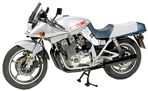 No.10 スズキ GSX1100S カタナwhite/全長182 mm/14010・パッケージ個数:1・梱包サイズ: 29.5×5.5×19.5(cm)・原産国:フィリピン・サイズ:全長=182 mm・対象性別: unisex商品紹介 1980年のケルンショーで発表され、81年に市販開始。特異なスタイルでセンサーションを巻き起こしたスズキGSX1100Sカタナを再現したプラスチックモデル組み立てキットです。 ハンス・ムートの手になるアグレッシブなスタイルを忠実に再現。 冷却フィンが刻まれた並列4気筒DOHCエンジンはメカニカルなムードも十分です。 点火コードやブレーキパイプ、メーターケーブルなどもビニールパイプで表現して精密感あふれる仕上がり。 車軸などには金属ビスを使用して強度も十分。 タイヤは前後輪共に質感あるソリッドゴム製、トレッドパターンを正確に彫刻して足もとを引き締めます。 スズキ独特の星形キャストホイールは一体成形で再現しました。 (.co.jpより) 安全警告 該当なし