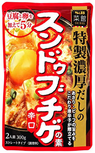-/300グラム (x 5)/-・パッケージ個数:5・原材料:食用油脂(ごま油、豚脂、鶏脂)、あさりエキス、にんにく、でん粉、みりん、香辛料、食塩、砂糖、鶏豚エキス、ビーフエキス、エビエキス、酵母エキス、増粘剤(加工デンプン)、調味料(アミノ酸等)、トウガラシ色素、(原材料の一部にかに、ゼラチンを含む)・商品サイズ(高さx奥行x幅):200mm×130mm×150mm豆腐と卵を入れて煮込むだけの簡単調理！あさりとビーフのダシをベースに、三種類の唐辛子（辛口唐辛子・焙煎辛口唐辛子・甘口唐辛子）とにんにくをバランス良くブレンドした辛みと旨味が特徴です。生卵を入れる前にとろけるチーズ（1枚）を入れていただくと、韓国でも人気の「チーズスンドゥブチゲ」がおいしく召し上がれます。