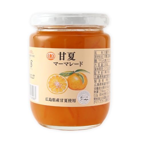 甘夏/-/-・旬時期の瀬戸内産の甘夏を使用し、糖度を控えめにして素材本来のほろ苦さや適度な甘みと酸味を活かしたジャムです。・原材料:甘夏(広島県産)、グラニュー糖/ゲル化剤(ペクチン)・内容量:260g商品紹介 生産者と直結して調達した原料を新鮮なうちに自社工場で搾汁及び表皮をスライスし、すぐに冷凍保管します。 そのため風味豊かなジャムに仕上がっています。 夏みかんのほろ苦さと程よい酸味を楽しめます。 日照時間が長く雨量が少ない、よく風邪の通る傾斜地の多い温暖な気候の瀬戸内は柑橘の栽培には適した土地です。 広島県産の甘夏を使ったマーマレードは適度な甘味と酸味で素材本来の風味を活かし、低糖でやさしい味の果皮まで安心して食せるジャムに仕上がりました。 そのままで、ヨーグルトに加えて、ソースの材料として、スペアリブの煮込みに、などなど…様々にお使いください。 原材料・成分 甘夏(広島県産)、グラニュー糖/ゲル化剤(ペクチン)