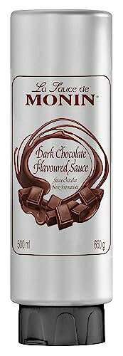 -/500ml/R3-54B・FlavorName:ダークチョコレートSize:500ml・【内容量】500ml【原材料】?砂糖、ブドウ糖、ココアパウダー、カカオマス、食塩/増粘財(加工でん粉、キサンタンガム)、香料、保存料(ソルビン酸K)、酸味料、乳化剤 【原産国】マレーシア・【栄養成分】100ml当たり/熱量356kcal、たんぱく質2.9g、脂質2.6g、炭水化物84g、食塩相当量0.1g(推定値)・【モナン】世界中のプロフェッショナルから愛されているフランス生まれのモナンソース・【味】印象的なカカオの香りに、クリーミーで濃厚な味わい。長年のリクエストに応えて開発されたモナンのグルメソースシリーズ。スムーズで滑らかな口当たりです。・【使い方】ドリンクにはもちろん、デザートのトッピングや、塩味のスナック、フルーツにそのままかけても。商品紹介 様々な用途に モナン ダークチョコレート・ソースのスムースな舌触りは、温かいモカでも冷たいモカでも作ることができます。またトッピングや飾りにもお使いいただけます。 おすすめはモヒートミントでつくったモカにモナン ダークチョコレート・ソースを合わせるレシピです。 1912年、フランスの中心に位置する美しい古都ブールジュで生まれたモナンシロップは、家族的経営ながら品質・販売高ともにフランスを代表するブランドです。 1930年代から輸出を開始し、ヨーロピアンミックスドリンクとしてヨーロッパ中に新たなカクテルブームをもたらし、その後アメリカにも進出しフレーバーコーヒーブームを巻き起こしました。また、I.B.A.(国際バーテンダー協会)等が主催するカクテルコンペティションにおいても、名誉ある数々の受賞カクテルに使用されています。この成功の秘訣は、モナン親子3代に渡るシロップ作りの長く豊富な経験と時代をリードする新しい発想、そして何よりも最高の品質へのこだわりにあると言えるでしょう。 現在ではフランス本社の他、アメリカ、マレーシアに支社・工場、UAEには支社を置き、全世界にその生み出す素晴らしい商品と豊富な情報を安定的に、且つ迅速に供給し、名実共に世界100ヶ国以上、全大陸のカフェ、レストラン、バー、ホテル等で愛用されています。 新鮮な原料のみを厳選したハイクオリティーな味わい、バラエティ豊かなラインナップ、高濃度で低コスト、長期保存可能で常に新鮮な風味を保てるなど、モナンシロップは世界中のプロフェッショナルから信頼のおける国際的なブランドとして認められています。 日仏貿易株式会社は1996年より日本におけるモナン製品の輸入総代理店として、バー、ホテルを初め、カフェ、レストラン、居酒屋、製菓市場等で幅広く商品とレシピの提案活動を通し、飲料文化の向上に努めております。 原材料・成分 砂糖、ブドウ糖、ココアパウダー、カカオマス、食塩/増粘剤（加工でん粉、キサンタンガム）、香料、保存料（ソルビン酸K）、酸味料、乳化剤