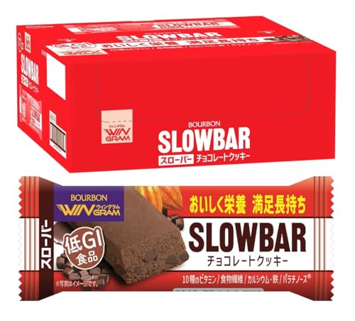 原材料:小麦粉（国内製造）、ショートニング、砂糖、パラチノース、植物油脂、ココアパウダー、全粉乳、カカオマス、液卵黄（卵を含む）、乳糖、食塩 ／ ソルビトール、加工デンプン（小麦由来）、グリセリン、炭酸Ca、乳化剤（大豆由来）、香料、V.E、ピロリン酸第二鉄、ナイアシン、パントテン酸Ca、V.B1、V.B2、V.B6、V.A、葉酸、V.D、V.B12・商品サイズ(高さx奥行x幅):5.8cm×13.5cm×14.5cm商品紹介 時間がないときにもさっと手軽に食べられて、おいしくコバラを満たしながら必要な栄養素も補給できる、「満足感（腹持ち感）」にこだわった栄養調整食品です。カカオの味わいが広がる濃厚なチョコレート味のクッキーに、ザクザク食感のチョコチップを増量することでよりおいしくなりました。10種のビタミン、食物繊維、カルシウム・鉄を補給できるのに加え、砂糖と同じカロリーですがゆっくり消化吸収される糖質（パラチノースR）を配合しており、満足感（腹持ち感）が長続きします。パラチノースRは三井製糖株式会社の登録商標です。 原材料・成分 小麦粉（国内製造）、ショートニング、砂糖、パラチノース、植物油脂、ココアパウダー、全粉乳、カカオマス、液卵黄（卵を含む）、乳糖、食塩 ／ ソルビトール、加工デンプン（小麦由来）、グリセリン、炭酸Ca、乳化剤（大豆由来）、香料、V.E、ピロリン酸第二鉄、ナイアシン、パントテン酸Ca、V.B1、V.B2、V.B6、V.A、葉酸、V.D、V.B12
