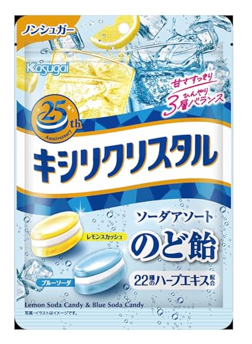 原材料:還元麦芽糖水あめ（国内製造）、濃縮レモン果汁、ハーブエキス、マルチトール／甘味料（キシリトール、ソルビトール）、酸味料、香料、重曹、着色料（紅花黄、クチナシ）、乳化剤、（一部に大豆を含む）・商品サイズ(高さx奥行x幅):12cm×21.5cm×15cm商品紹介 すっきりした甘さのキャンディと真ん中に挟まれたキシリトール層がマッチした、3層ノンシュガーのど飴です。レモンスカッシュ・ブルーソーダ味の2種アソート。22種のハーブエキス配合。のどケアにはもちろんちょっとした小腹みたしにも、職場でのちょっとしたおやつ・リフレッシュにも最適です。この機会に是非、ご賞味ください。 原材料・成分 還元麦芽糖水あめ（国内製造）、濃縮レモン果汁、ハーブエキス、マルチトール／甘味料（キシリトール、ソルビトール）、酸味料、香料、重曹、着色料（紅花黄、クチナシ）、乳化剤、（一部に大豆を含む）