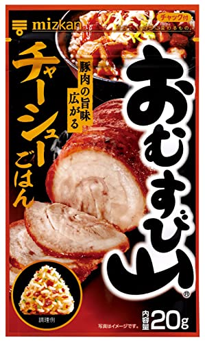 パッケージ個数:10・原材料:砂糖(国内製造)、粉末しょうゆ、味付豚肉(豚肉、しょうゆ、砂糖、食用植物油脂、たん白加水分解物、醸造調味料、デキストリン、香辛料)、食塩、すりごま、チャーシューパウダー、ポークエキスパウダー、ねぎ、ジンジャー、オイスターエキスパウダー/ソルビトール、調味料(アミノ酸)、加工でん粉、酸化防止剤(ビタミンE)、カラメル色素、(一部に小麦・ごま・大豆・豚肉・ゼラチンを含む)・栄養成分:1食(6.5g)当たり エネルギー:23kcal、たんぱく質:1.1g、脂質:0.81g、炭水化物:2.9g、食塩相当量:1.4g・アレルゲン:小麦、ごま、大豆、豚肉、ゼラチン商品紹介 ホカホカごはんに混ぜるだけで、チャーシューのコクと旨味が広がるチャーシューおむすび(おにぎり)が手軽に作れるふりかけです。 具材として甘辛く味付けしたチャーシュー(叉焼)にねぎを加えました。 隠し味にしょうがとオイスターソースを加え、チャーシューの旨味を引き立たせているので風味豊かで、食べ応えのあるおむすびをお楽しみ頂けます。 お弁当に、おやつ代わりに、習い事や部活動前の腹ごしらえに、食べ盛りのお子様におすすめです。 原材料・成分 砂糖(国内製造)、粉末しょうゆ、味付豚肉(豚肉、しょうゆ、砂糖、食用植物油脂、たん白加水分解物、醸造調味料、デキストリン、香辛料)、食塩、すりごま、チャーシューパウダー、ポークエキスパウダー、ねぎ、ジンジャー、オイスターエキスパウダー/ソルビトール、調味料(アミノ酸)、加工でん粉、酸化防止剤(ビタミンE)、カラメル色素、(一部に小麦・ごま・大豆・豚肉・ゼラチンを含む)