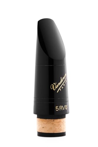 -/5RV-LYRE/CM302・Size:5RV-LYREPatternName:単品・パッケージ個数:1・トラディショナル:あらゆるタイプの奏者のニーズに応じて、様々な個性を持つモデルが作られています。・定番モデル5RVよりも開きが大きく、フェイシングも長めになっています。・表現の幅が増え、音量が得やすい設計で、今一番人気のモデルです。・■ティップオープニング:1.09mm・■フェイシング:ミディアムバンドーレン Vandoren B♭クラリネット マウスピース 5RV-Lyre トラディショナル:あらゆるタイプの奏者のニーズに応じて、様々な個性を持つモデルが作られています。 定番モデル5RVよりも開きが大きく、フェイシングも長めになっています。 表現の幅が増え、音量が得やすい設計で、今一番人気のモデルです。 ■ティップオープニング:1.09mm ■フェイシング:ミディアム ~~エボナイト製マウスピースのお取り扱いについて~~ マウスピースの素材である良質なエボナイト。 製造後の一定期間は、その成分のもつ特性から、銀メッキを変色させることがあります。 新しいマウスピースは、エボナイト素材の特性が残っている場合があり、銀メッキ仕上げの楽器、リガチャー、キャップと一緒に楽器ケース内に保管すると変色する場合があります。 また、高温多湿な場所での保管も変色しやすい原因となります。 銀メッキの変色を避けるためには、ある程度の期間マウスピースを楽器ケースの外ポケット部分など(破損の危険のないような柔らかい布等で包み)に、楽器とは別に収納されることをお勧めいたします。(シーズニング期間を経ると変色はしにくくなります。) VANDOREN MP B CLARINET 5RV-LYRE