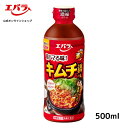 【　商品詳細　】キムチ鍋の素 500ml 内容量 500ml 商品サイズ 71×193(mm) 原材料名 果糖ぶどう糖液糖（国内製造）、アミノ酸液、みそ、醸造酢、魚醤（魚介類）、魚介エキス（オキアミ、鮭、アサリ、ホタテ）、食塩、りんごパルプ、チキンエキス、砂糖、にんにく、乳酸発酵調味料、唐辛子、酵母エキス、かつお節／調味料（アミノ酸等）、パプリカ色素、ベニコウジ色素、酸味料、香辛料抽出物、カラメル色素（一部に小麦・さけ・大豆・鶏肉・りんご・魚醤（魚介類）を含む） ※原材料は変更している場合もございます。お召しあがりの際は必ずお手元の商品の表示内容をご確認ください 賞味期間（保存方法） 開栓前常温18ヵ月 （開栓前は直射日光を避け常温で保存） 栄養成分「100g当たり」 エネルギー 89kcal、たんぱく質 5.5g、脂質 1.0g、炭水化物14.0g、食塩相当量 9.2g アレルゲン情報 小麦、さけ、大豆、鶏肉、りんご、魚醤（魚介類）旨辛いコクが超ハマる！ キムチ鍋の素　500ml アサリ、ホタテ、オキアミ、鮭、かつおの旨味を効かせたコク深い味わいのキムチ鍋の素です。 ■キムチ鍋の素でピリ辛肉じゃがの作り方 【材料：2人分】 ・豚バラ薄切り肉（一口大）…100g ・じゃがいも（4つ切り）…2個 ・たまねぎ（くし形切り）…1個 ・にんじん（乱切り）…1本 ・エバラキムチ鍋の素…100ml ・水…300ml ・砂糖…大さじ1 ・サラダ油…適量 ・いんげん…適宜 【作り方】 鍋に油を熱し、具材を炒めて水を加えます。 ひと煮立ちしたら「キムチ鍋の素」と砂糖を加え、じゃがいもがやわらかくなるまで煮て、出来あがりです。 ■トマトキムチ鍋 【材料：4人分】 ・豚バラ薄切り肉…300g ・トマト…2個 ・キャベツ…1/4個 ・たまねぎ…1個 ・しめじ…1パック ・エバラキムチ鍋の素…300ml ・水…600ml アサリ、ホタテ、オキアミ、鮭、かつおの旨味を効かせたコク深い味わいのキムチ鍋の素です。 テレビで紹介されました！！とろ〜りとお試しあれ♪ ＼テレビで紹介されました！／ ■とろーり！ キムチーズポテパンの作り方 【材料：4人分】 ・『トマトキムチ鍋』の残り…適量(150〜200ml) ・バゲット(一口大)…1/4本(約60g) ・冷凍フライドポテト(皮付き)…100g ・ピザ用チーズ…100g ・パセリ(みじん切り)…適宜 【作り方】 フライドポテトとバゲットをトースターで焼きます。 (目安：フライドポテト約7分、バゲット約5分) 残った鍋にフライドポテト・バゲットを加え、ピザ用チーズをのせます。 蓋をして火にかけ、チーズが溶けたら出来あがりです。 ※お好みでパセリを散らしてお召しあがりください。 いろいろな鍋ができちゃう！うま味を凝縮！コク旨鍋を作ろう！！ いろいろなメニューに使える！