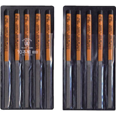 ↑↑↑正確な在庫状況は上記バナー「在庫状況を確認する」をクリックして頂き、必ずご確認ください。&nbsp;&nbsp;■目立てが鋭く、耐久性に優れています。側面(片側のみ)も刃が刻まれています。HI01004●タイプ:10本組油目●全長(mm):185●刃長(mm):85●粒度:04(油目)　1cm当たり44cutの目が刻まれています。●全長×刃長(mm):185×85材質仕上・合金工具鋼(SKS-8)注意組ヤスリの5本組〜12本組は全長を表します。5本組=215mm　8本組=200mm　10本組=185mm　12本組=170mm目詰まりした場合はブラシ等で取り除いてお使いください。※メーカーの都合により、パッケージ・仕様等は予告なく変更になる場合がございます。鉄をはじめ、あらゆる金属の加工にご使用下さい