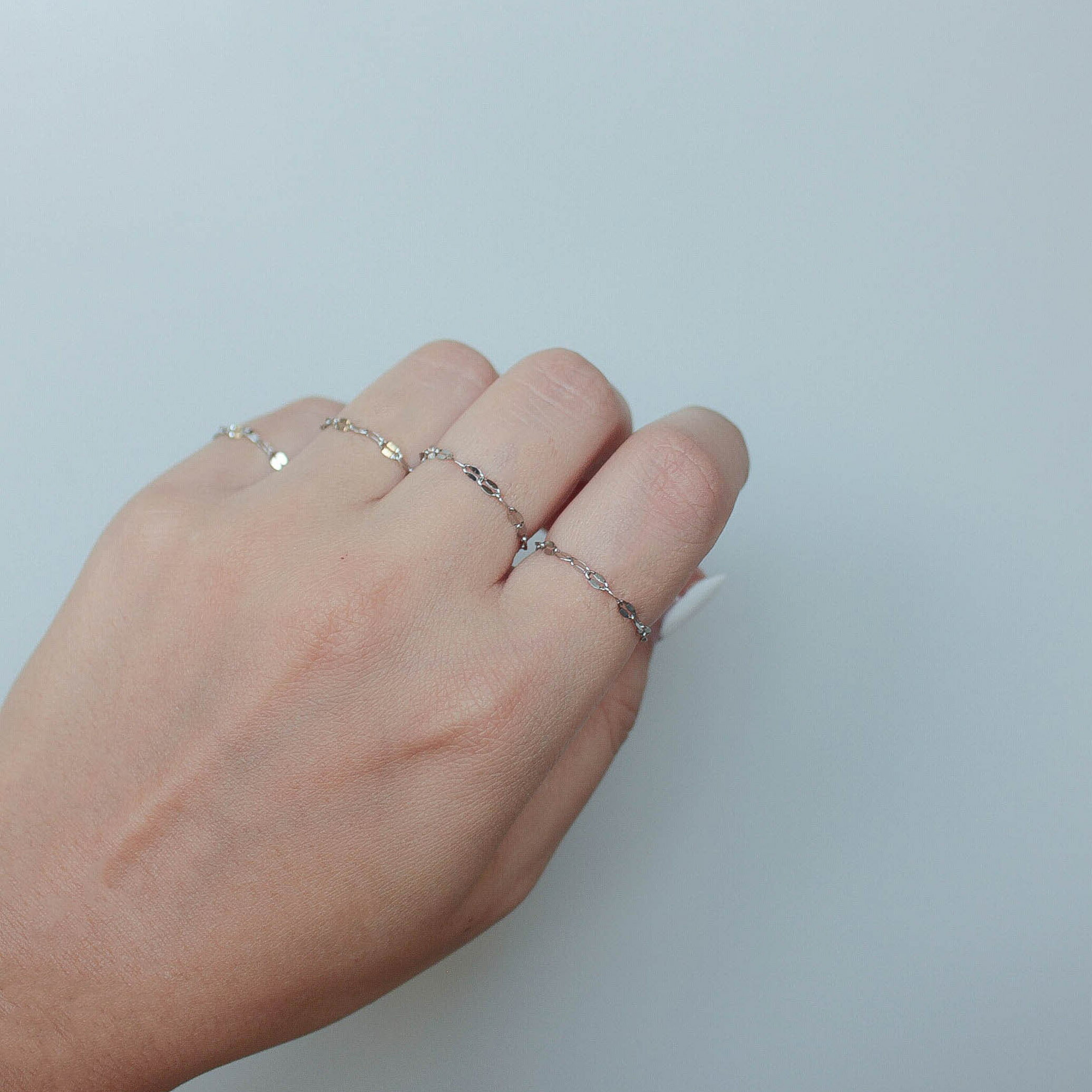 スパークルチェーンリング｜極細 指輪 チェーン リング おしゃれ サージカル ステンレス レディース シンプル 華奢 つけっぱなし 重ね着け 金アレ 対応 316L 変色 しづらい 大人可愛い 高見え エビネ ゴールド シルバー ピンクゴールド