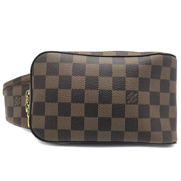 商品情報 管理番号 N1200167926600020 ブランド LOUIS VUITTON（ルイヴィトン） 商品名 ジェロニモス 型番 N51994 シリアル CA1014 素材 キャンバスレザー カラー ブラウン系/ゴールド金具 ※写真の色と実物の色は見え方が若干異なる場合がございます。 サイズ 縦：約11.5cm×横：約20cm×マチ：約5cm ショルダーの長さ：約70cm～100約cm ※実寸のため多少の誤差はご了承下さい。 仕様 【開閉】ダブルファスナー式 【外側】スナップボタン式ポケット×1、マジックテープ式ポケット×1 付属品 無し ※表記または写真に掲載のないものは付属しておりません。 商品説明 ルイヴィトンよりボディバッグが入荷しました！ ■やや型崩れしております。 ■保管臭のような臭いがついております。 ■ファスナー部分に若干の波打ちがございます。 ■角やフチにわずかなスレが見受けられます。 ■内側にやや使用感がございます。 ■ファスナーを含む金具にキズやメッキ剥がれがございます。 ■ベルト部分の金具のビスが取れています。（商品画像17枚目参照） ■その他、写真には写りきらないキズや汚れがある場合がございます。 ランク 【USED-AB】 注意事項 ※カメラにて撮影のため実際の商品の色・質感等が若干異なる場合がございます。 ※モニターの発色により、実物と色の見え方が異なる場合がございます。 ※商品の状態は写真でもご確認下さい。 ※写真には目立つ箇所、また一番状態の悪い箇所を優先的に掲載しております。 ※店頭でも販売中のため、多少の小傷等はご了承下さい。 商品に関する問い合わせ先/発送元 かんてい局名取店（宮城県） TEL:022-797-8710 営業時間/10:00～18:00（火曜・水曜定休日） 商品の状態について NEW 新品 未使用品 未使用品 USED【S】 極めて未使用品に近い超美品　 USED【SA】 メンテナンス済みの商品やほとんど使用された形跡が見られない美品 USED【A】 使用感が少ないキレイな美品 USED【AB】 使用感はあるが、程度のよい良品 USED【B】 使用感があり、キズや汚れがあるが、使用上問題のない中古品 USED【BC】 キズや汚れ、劣化が目立つが使用上問題のない中古品 USED【C】 使用上問題のある恐れのある難あり品 USED【ジャンク】 使用上問題のあるジャンク品 ※程度の目安はあくまでも当店の基準となります。 ※他店様とは同一の基準ではございませんのでご理解ください。