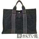 商品情報 管理番号 N120022192660004 ブランド HERMES(エルメス) 商品名 フールトゥMM 品番 - シリアル - 素材 キャンバス カラー ブラック系、グレー系、シルバー金具 ※写真の色と実物の色は見え方が若干異なる場合がございます。 サイズ 縦：約31cm×横：約41cm×マチ：約10cm ハンドルの長さ：約27cm ※実寸のため多少の誤差はご了承下さい。 仕様 【開閉】スナップボタン式 【内側】ファスナー付きポケット×1 【表面】オープンポケット×3 【裏面】オープンポケット×3 付属品 なし ※表記または写真に掲載のないものは付属しておりません。 商品説明 エルメスよりトートバッグが入荷しました！ ※全体的に使用感が見られるお品物です。 ■全体に型崩れ、色褪せ、汚れやシミがございます。 ■金具に小キズがございます。 ■バッグの角に擦れ、糸ほつれ、変色が見られます。 ■外側ポケットと内側ファスナー付きポケットに糸ほつれが見られます。 ランク 【USED-B】 注意事項 ※カメラにて撮影のため実際の商品の色・質感等が若干異なる場合がございます。 ※モニターの発色により、実物と色の見え方が異なる場合がございます。 ※商品の状態は写真でもご確認下さい。 ※写真には目立つ箇所、また一番状態の悪い箇所を優先的に掲載しております。 ※店頭でも販売中のため、多少の小傷等はご了承下さい。 商品に関する問い合わせ先/発送元 かんてい局名取店（宮城県） TEL:022-797-8710 営業時間/10:00〜18:00（水曜定休日） 商品の状態について NEW 新品 未使用品 未使用品 USED【S】 極めて未使用品に近い超美品　 USED【SA】 メンテナンス済みの商品やほとんど使用された形跡が見られない美品 USED【A】 使用感が少ないキレイな美品 USED【AB】 使用感はあるが、程度のよい良品 USED【B】 使用感があり、キズや汚れがあるが、使用上問題のない中古品 USED【BC】 キズや汚れ、劣化が目立つが使用上問題のない中古品 USED【C】 使用上問題のある恐れのある難あり品 USED【ジャンク】 使用上問題のあるジャンク品 ※程度の目安はあくまでも当店の基準となります。 ※他店様とは同一の基準ではございませんのでご理解ください。