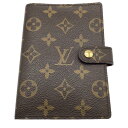 商品情報 管理番号 A1200182935000003 ブランド LOUIS VUITTON（ルイ・ヴィトン） 品名 アジェンタPM 品番 R20005 シリアル CA1919 素材 モノグラム サイズ 約W:10cm×H:14.5cm × D:2cm　 仕様 【外側】スナップボタン開閉式 【内側】バインダーO穴・カード用ポケット3つ　レフィル（メモ）のみ 付属品 ※表記または、写真に掲載のないものは付属しておりません。 商品説明 コンパクトなダイアリー「アジェンダ PM」。カード用ポケットが付いて機能も充実。アドレス帳や手帳、ノートとしてもお使いいただけます。レフィル類は別売。 ■外側は全体的にきれいな商品です。 ■カード用内側べたつきの為剥がれがあります。 ■外側部部に擦れ・キズ・ヨゴレ・小傷は多少あります。 ■店頭展示品・中古品の為、写真には写りきらない擦れや小キズ等ある場合がございます。 ランク USED-BC 注意事項 ※カメラにて撮影のため実際の商品の色・質感等が若干異なる場合があります。 ※モニターの発色により、実物と色の見え方が異なる場合が御座います。 ※商品の状態は写真でもご確認下さい。 ※写真には目立つ箇所、また一番状態の悪い箇所を優先的に掲載しております。 ※店頭でも販売中の為多少の小傷等はご了承下さい。 商品関する問い合わせ先＆発送元 かんてい局会津若松店 TEL:0242-29-0078 営業時間/10:00～18:00(火・水曜定休日) 商品の状態について NEW 新品 未使用品 未使用品 USED【SS】 極めて未使用品に近い超美品　 USED【S】 メンテナンス済みの商品やほとんど使用された形跡が見られない美品 USED【SA】 使用感が少ないキレイな美品 USED【A】 使用感はあるが、程度のよい良品 USED【AB】 使用感があり、キズや汚れがあるが、使用上問題のない中古品 USED【B】 キズや汚れ、劣化が目立つが使用上問題のない中古品 USED【BC】 使用上問題のある恐れのある難あり品 USED【C】 使用上問題のあるジャンク品 ※程度の目安はあくまでも当店の基準となります。 ※他店様とは同一の基準ではございませんのでご理解ください。